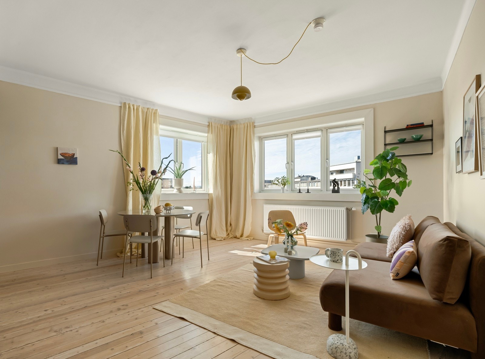 Velkommen til denne fine toppleiligheten, med store vindusflater både mot syd og vest. Her får du enestående utsikt og fantastiske solforhold hele året! Galleribilde