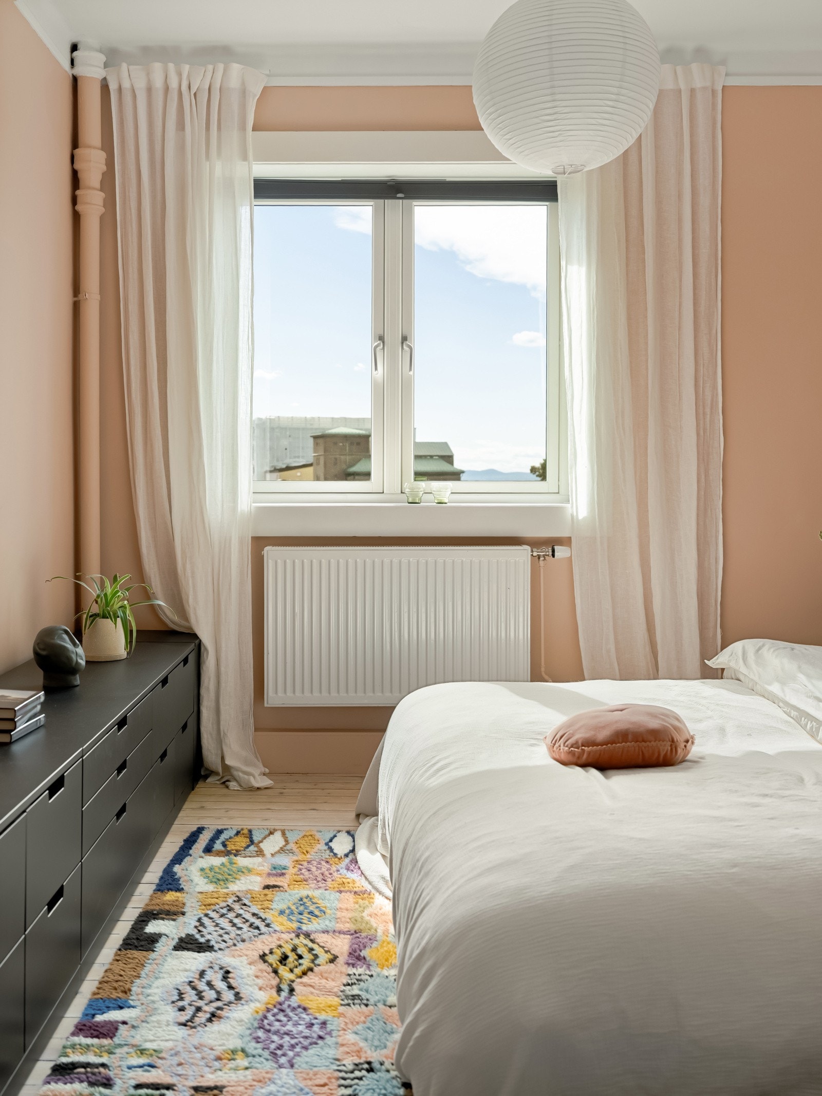 Neste stopp er leilighetens første og største soverom. Galleribilde