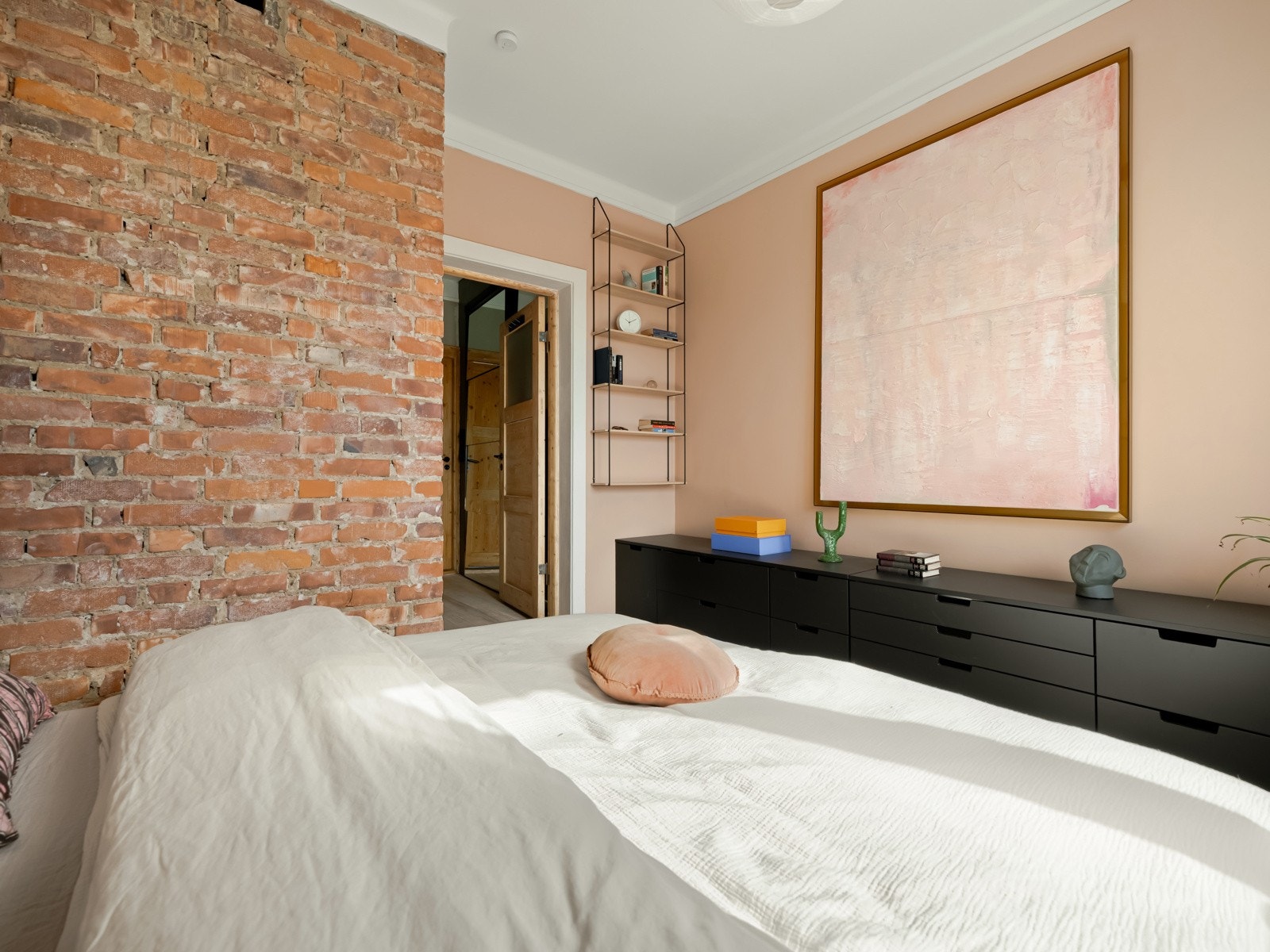 Soverommet er både sparklet og malt nå i 2025. Galleribilde