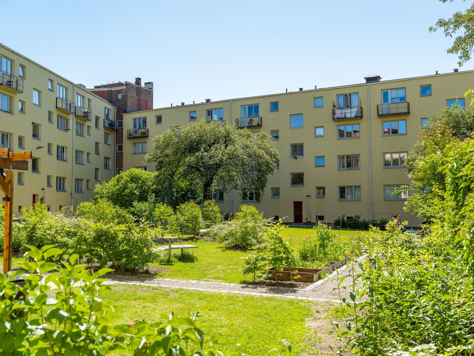 Siden vi er så godt i gang, ser vi nærmere på det siste bakgårdsrommet. Begge bakgårdene har store sykkel- og barnevognsskur. Også her er det pergola og fellesgrill. Galleribilde