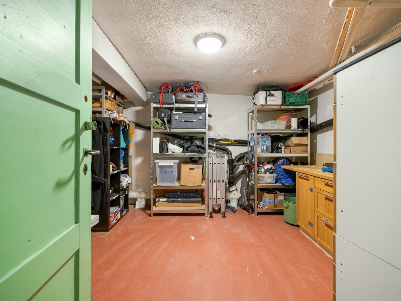 Stort eget avstengt hobbyrom/ bod i kjeller på hele 12 m2. Hyller og innredning med skuffer og arbeidsbenk kan om ønskelig medfølge i salget. Galleribilde