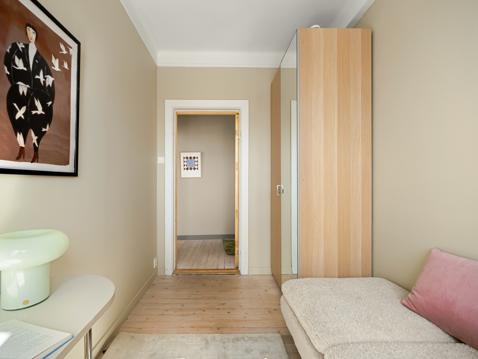 Men det er også rikelig med plass til dobbeltseng og ønskelig garderobe. Garderoben i rommet følger med i salget. Galleribilde