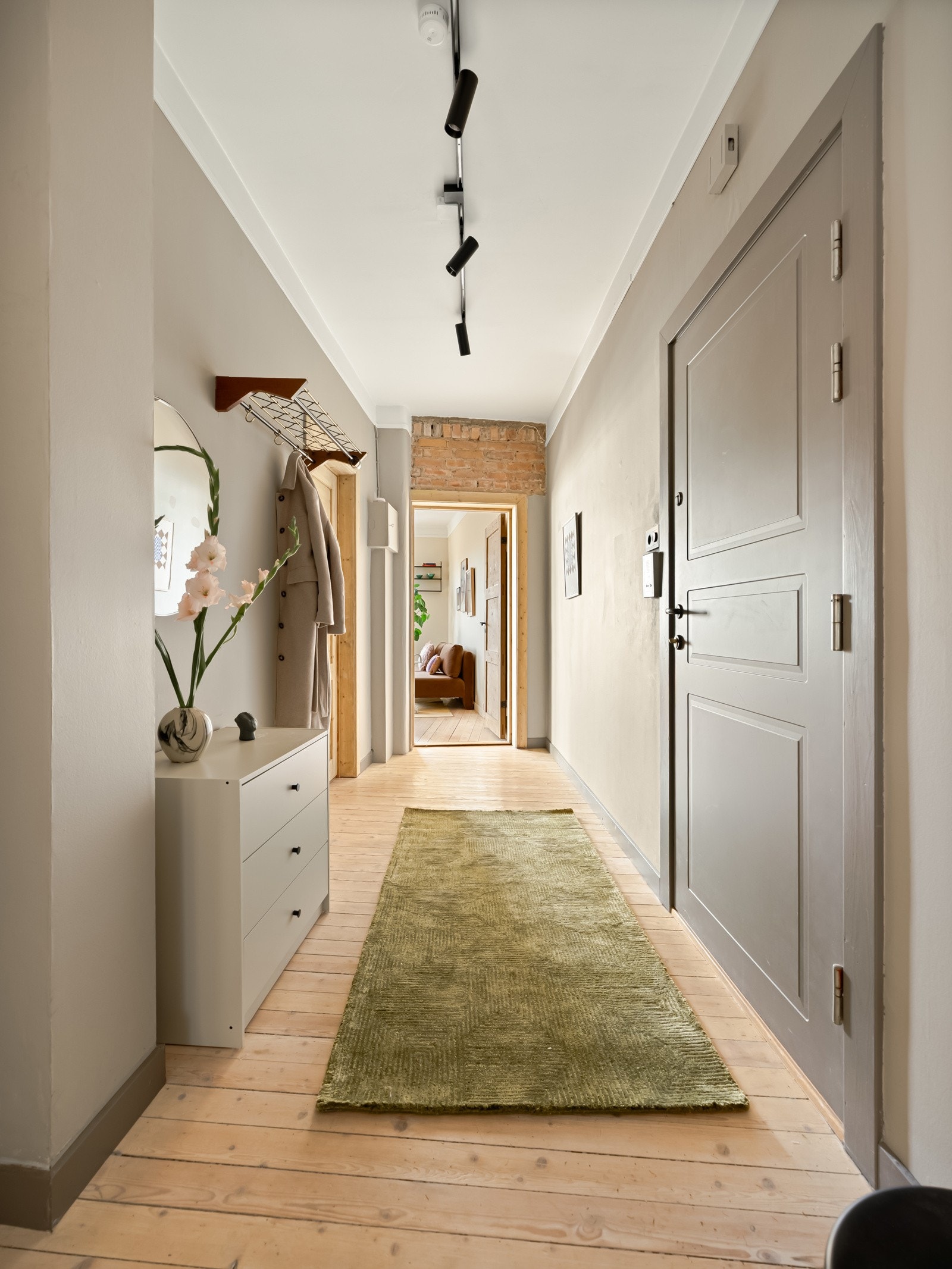 I gangen kan du også ha hjemmekontoret, dersom begge soverom blir forbeholdt soving. Galleribilde