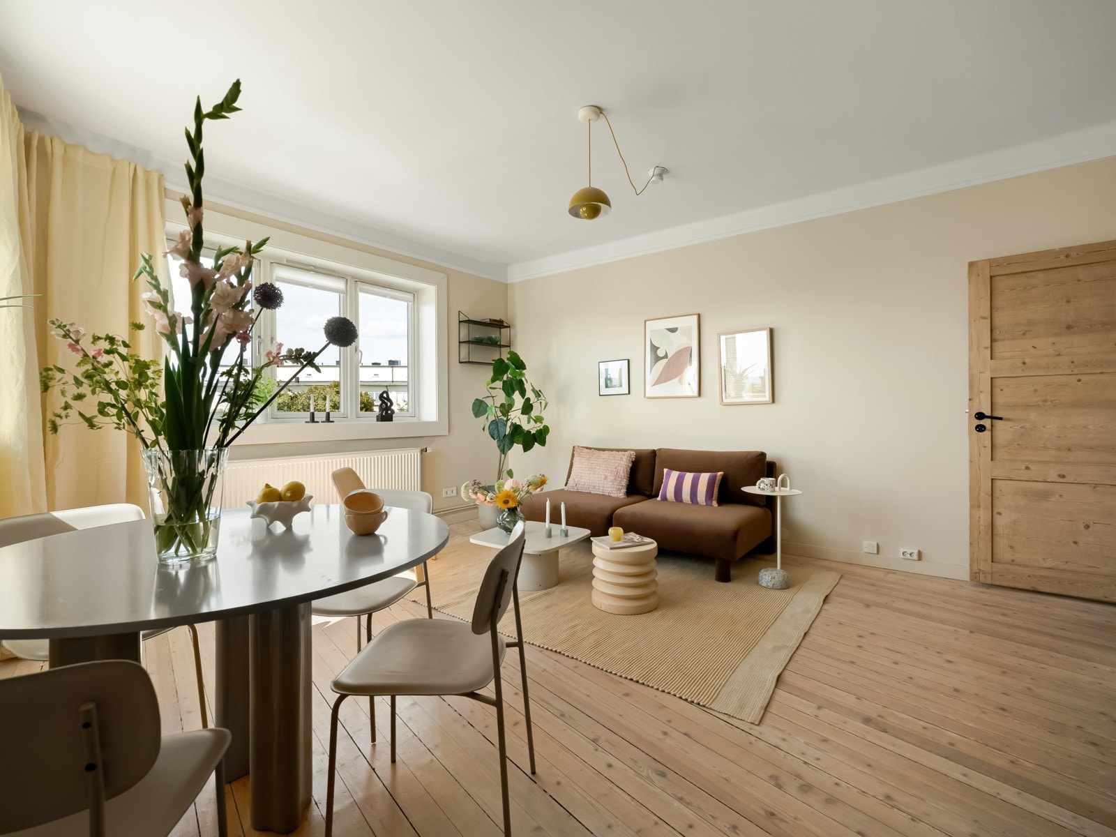 Stuen er målt til hele 22 kvm. Dette gir deg gode møbleringsmuligheter, til eksempelvis større sofagruppe. Galleribilde