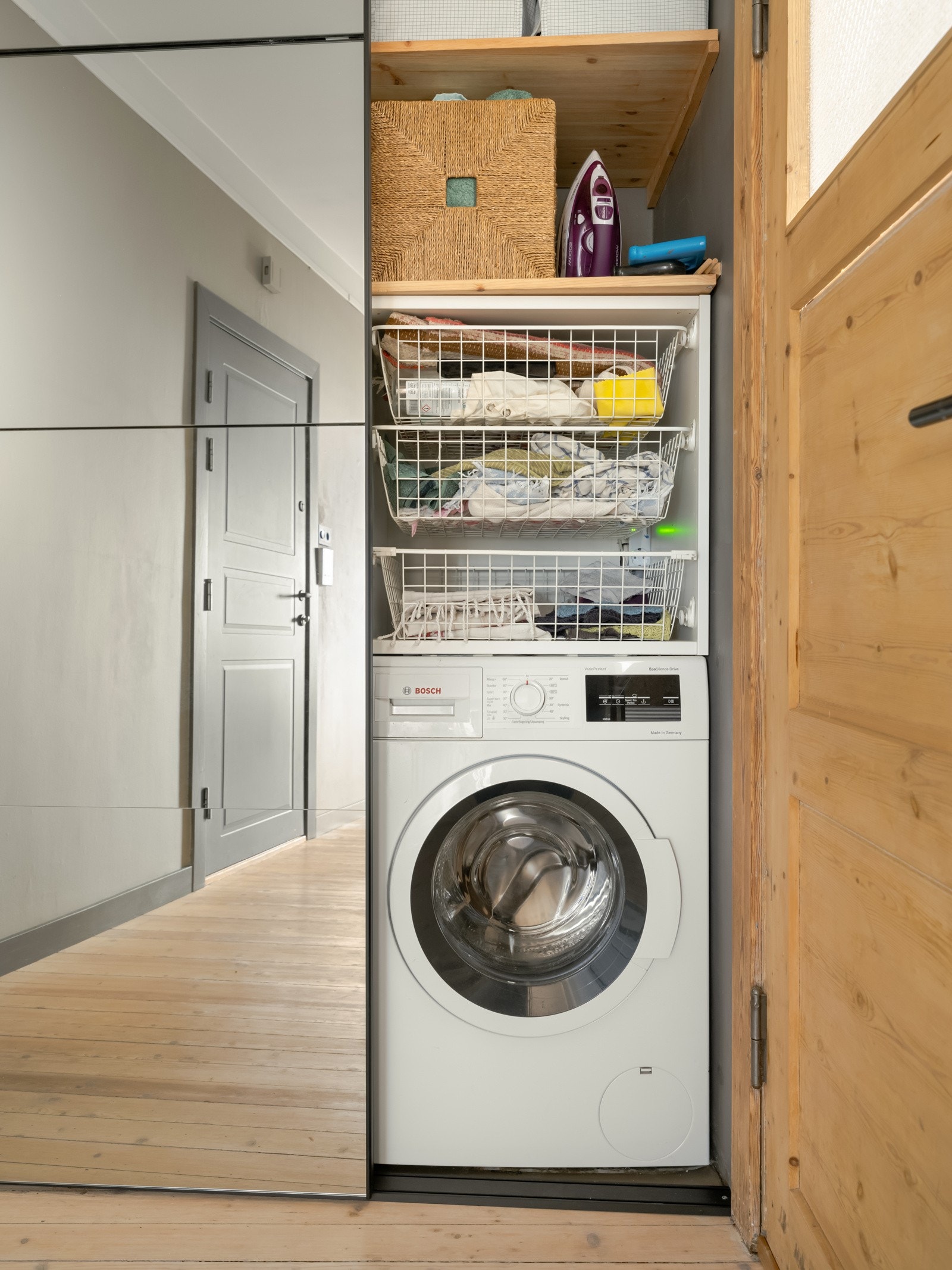 I skapet i entreen finner vi også vaskemaskinen. Galleribilde