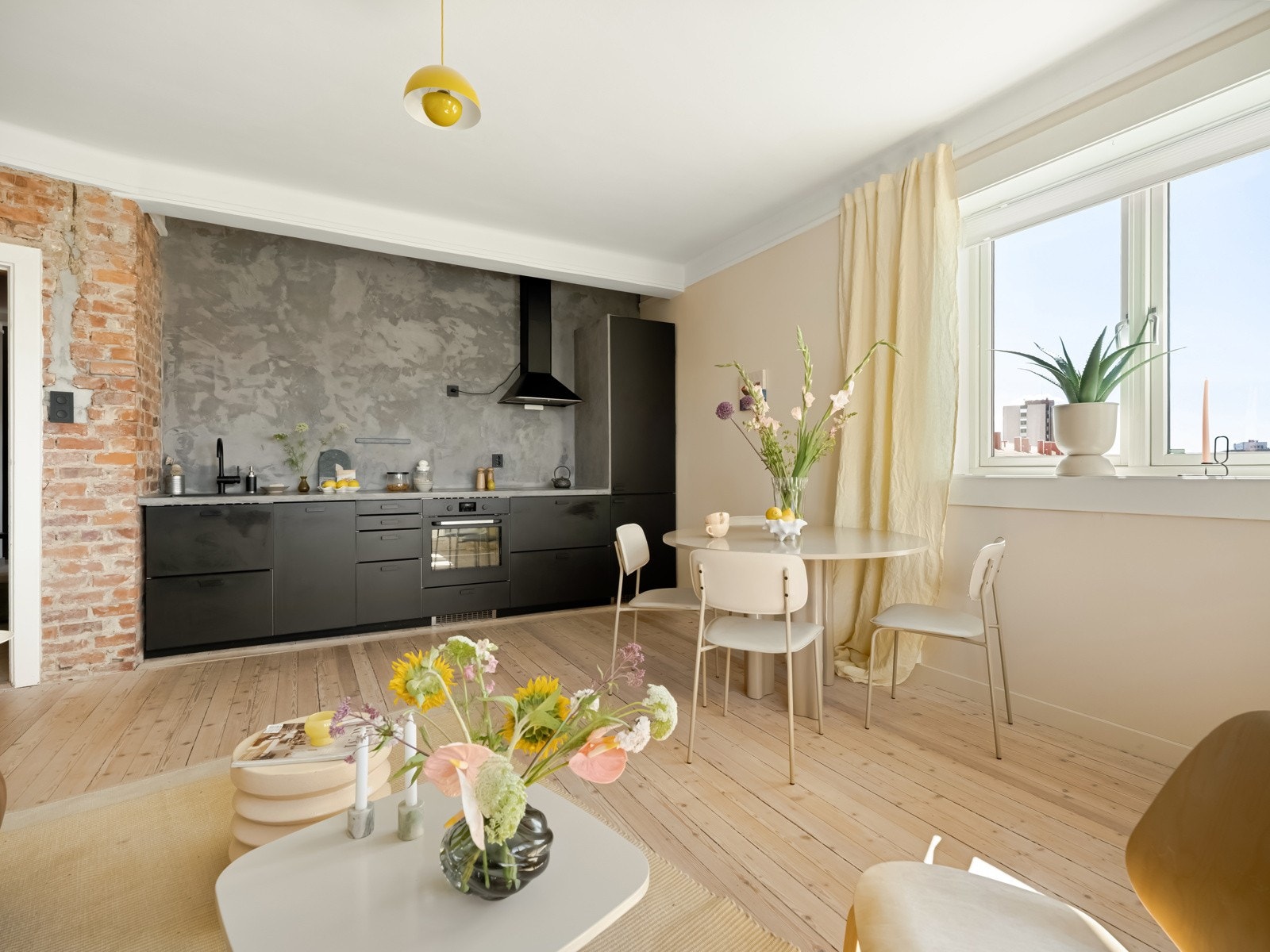 Selve kjøkkeninnredningen er fra 2021, bestående av slette, matte fronter. Galleribilde