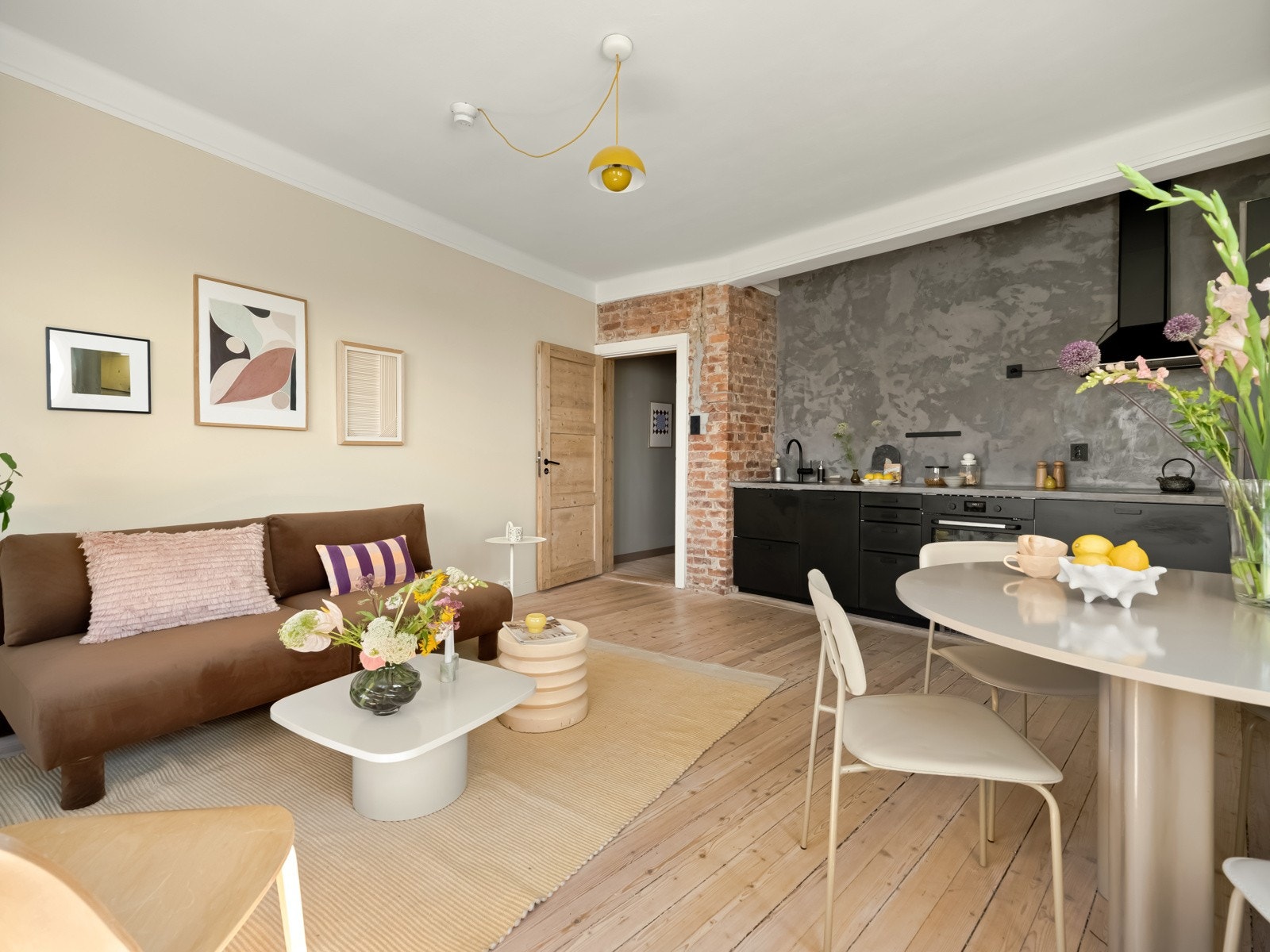 Ved oppussingen i 2020 ble det lagt vekt på å fremheve boligens klassiske karakter. Teglstein ble hentet frem og furugulvene slipt. Galleribilde