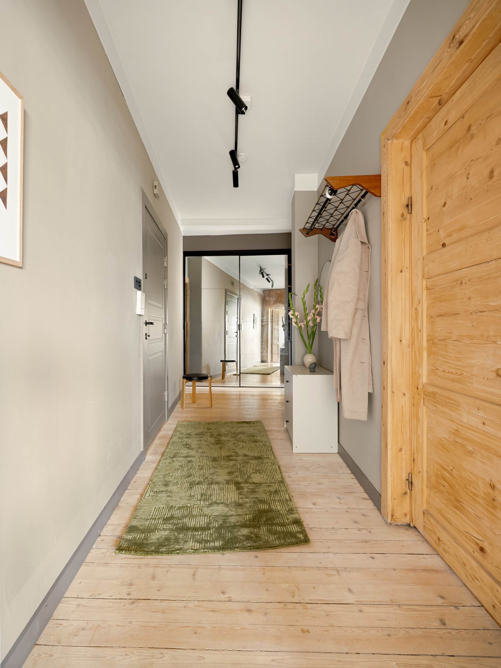 En vilkårlig megler ville skrevet: "Entré så langt øyet kan se!" Vel, den er i hvert fall romslig og god. Her er det nemlig mye plass til jakker og sko. Galleribilde