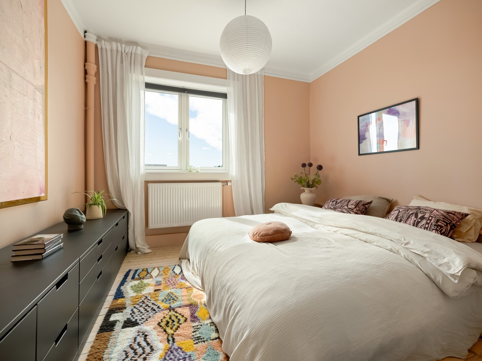 Her er det rikelig med plass til stor dobbeltseng, nattbord og garderobe. Galleribilde