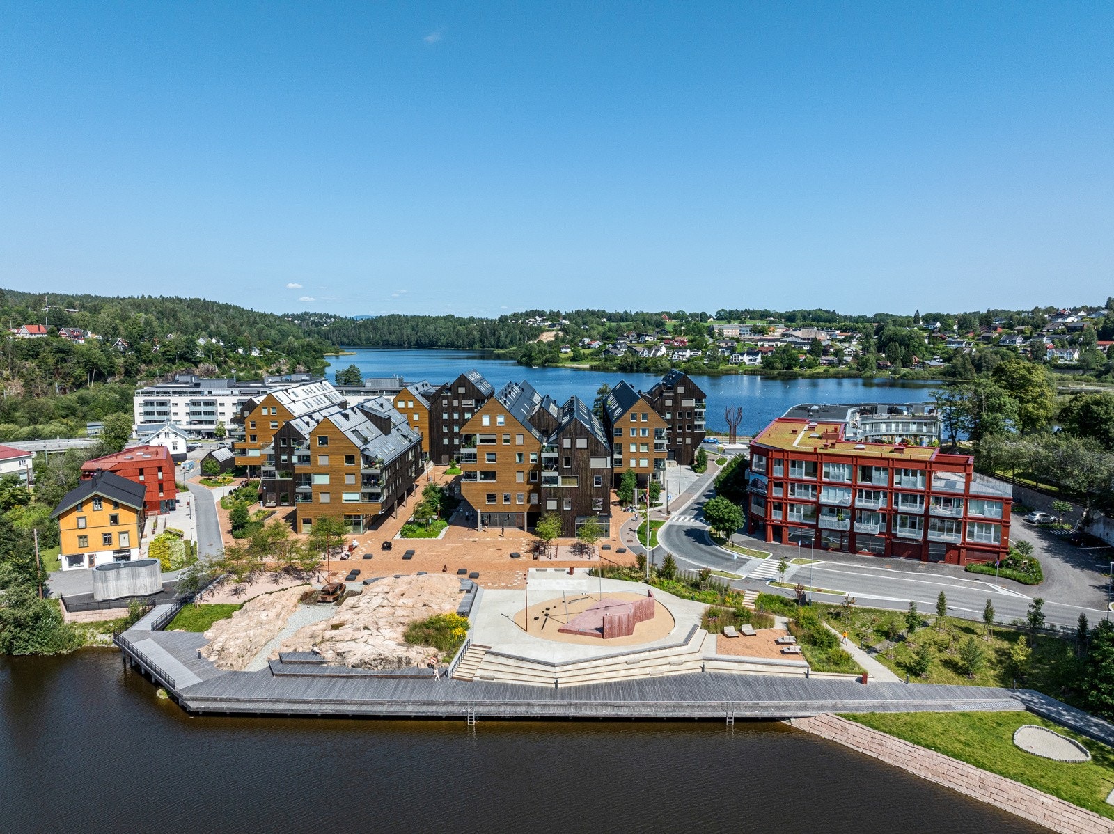 Heggedal har fått et levende og åpent sentrum med et pulserende liv. Galleribilde