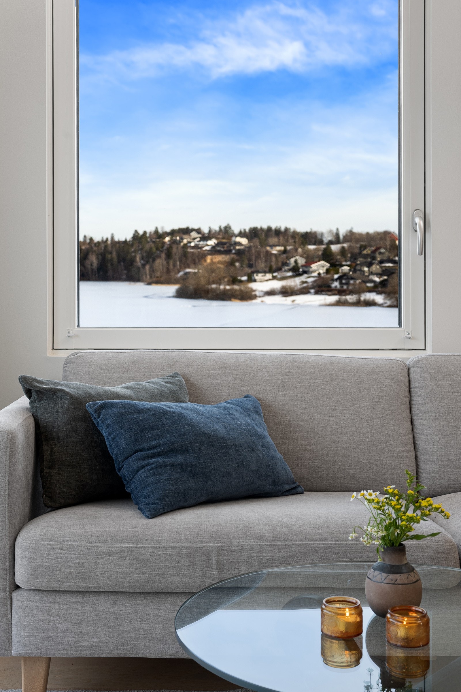 Fra stuen er det flott utsikt over Gjellumvannet. Galleribilde