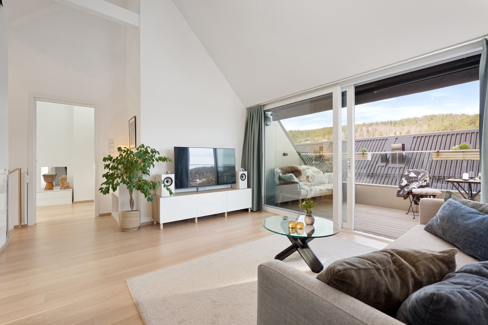 Den generøse takhøyden gjør rommet både lyst og luftig. Galleribilde