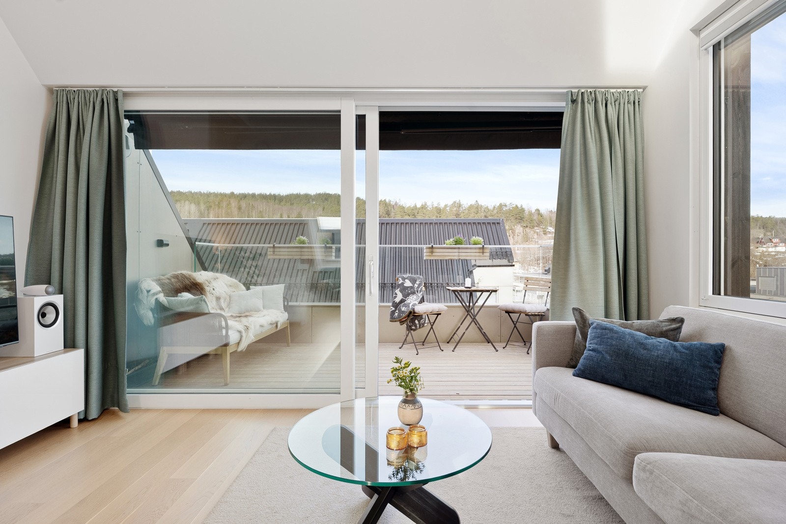 Her er det store vindusflater som sørger for optimale lysforhold i hele rommet. Galleribilde