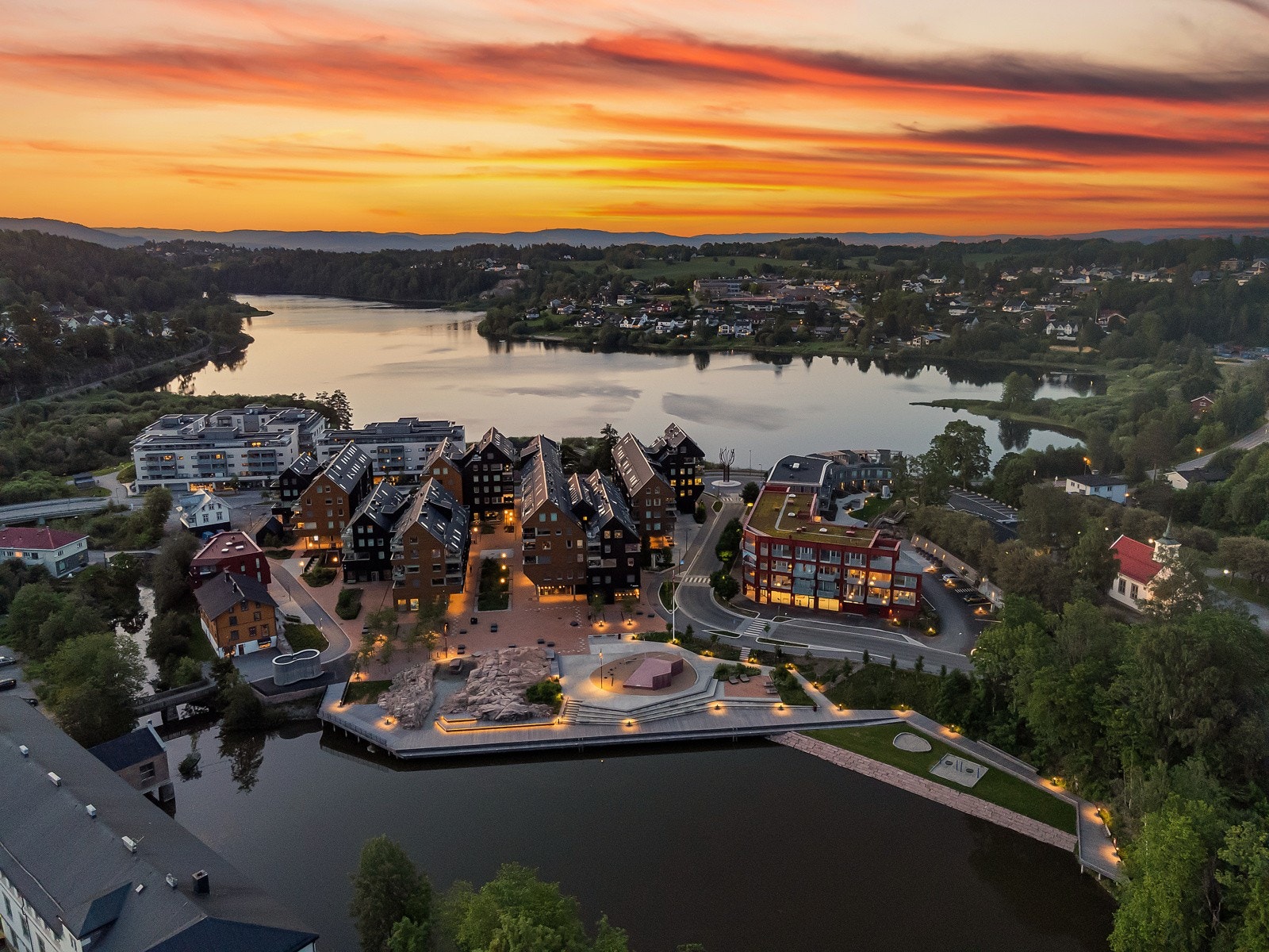 Leiligheten går over to plan og har god intern beliggenhet på populære Heggedal torg. Her er det også ca. 1 år igjen av garantien. Galleribilde