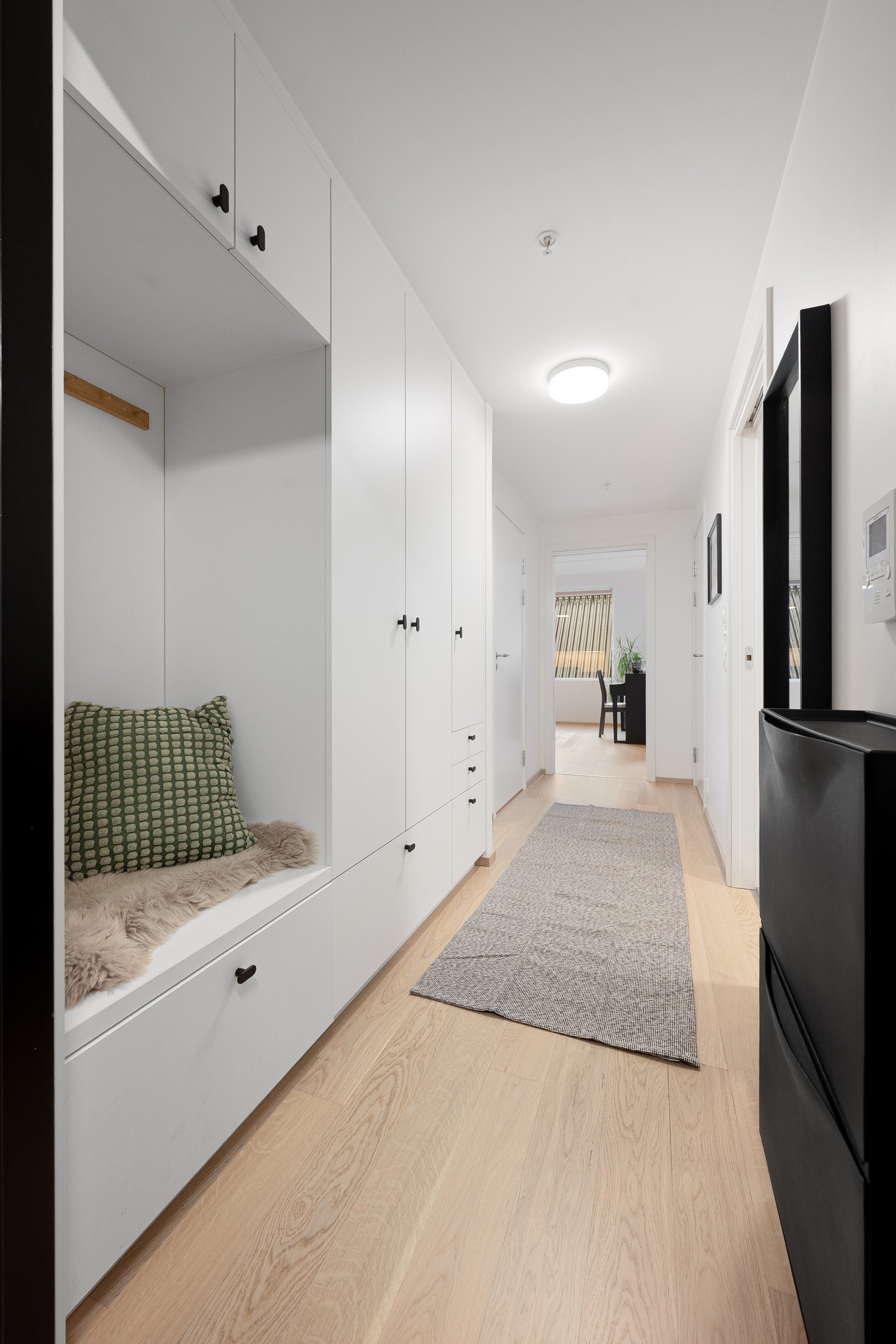 Velkommen inn! Entreen gir et flott førsteinntrykk av boligen. Galleribilde