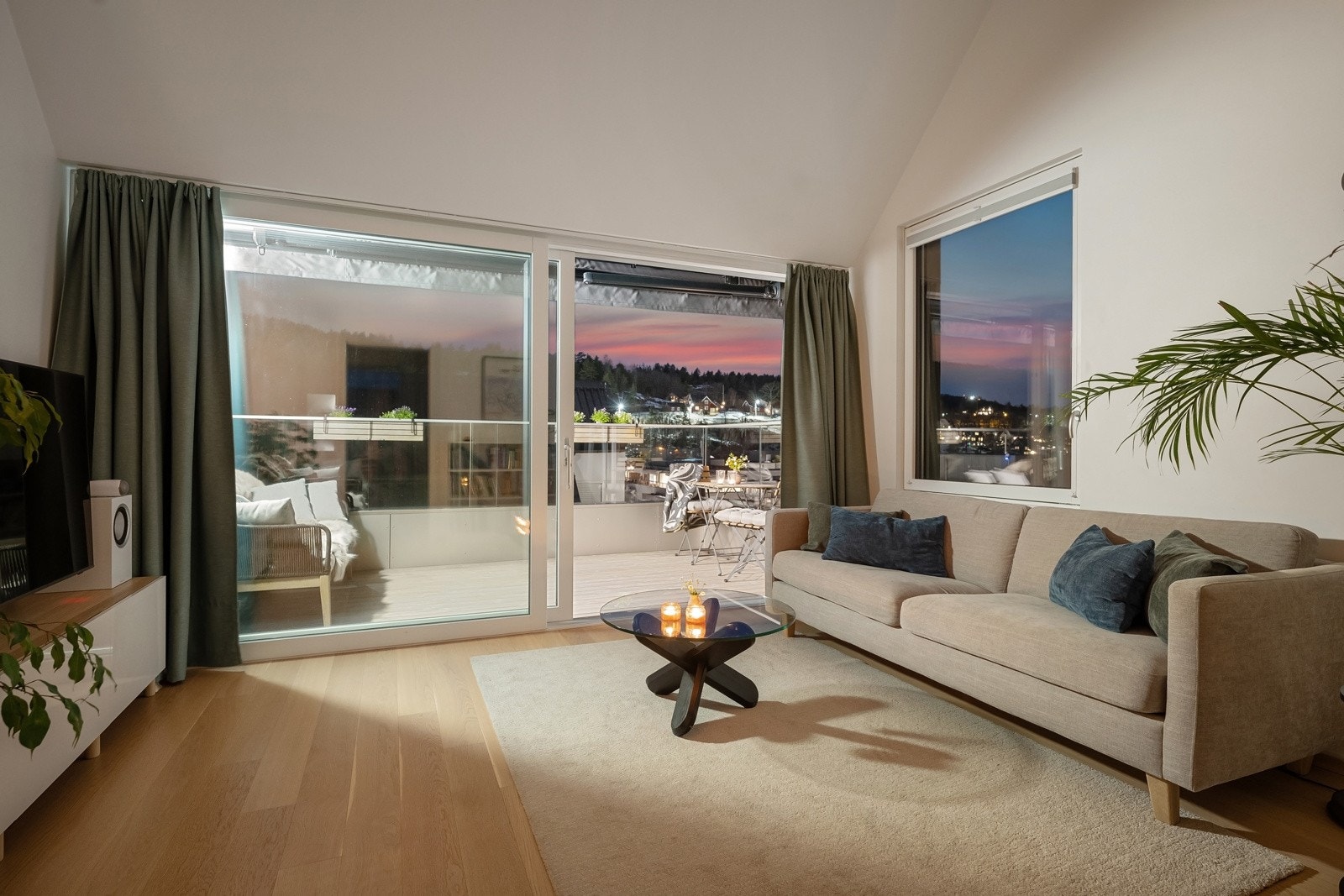 Når mørket senker seg blir det lun og avslappende stemning i stuen. Galleribilde