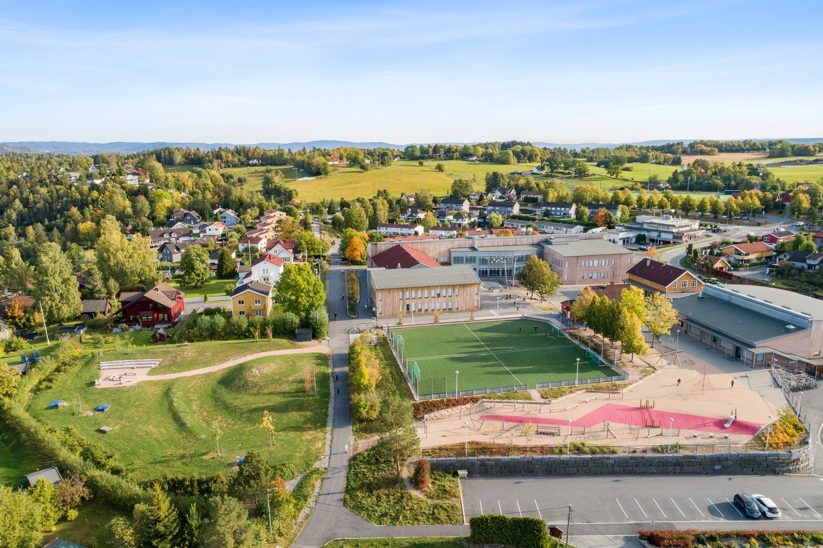 Heggedal barneskole ligger en liten gåtur unna boligen. Skolen var ny i 2017. Galleribilde