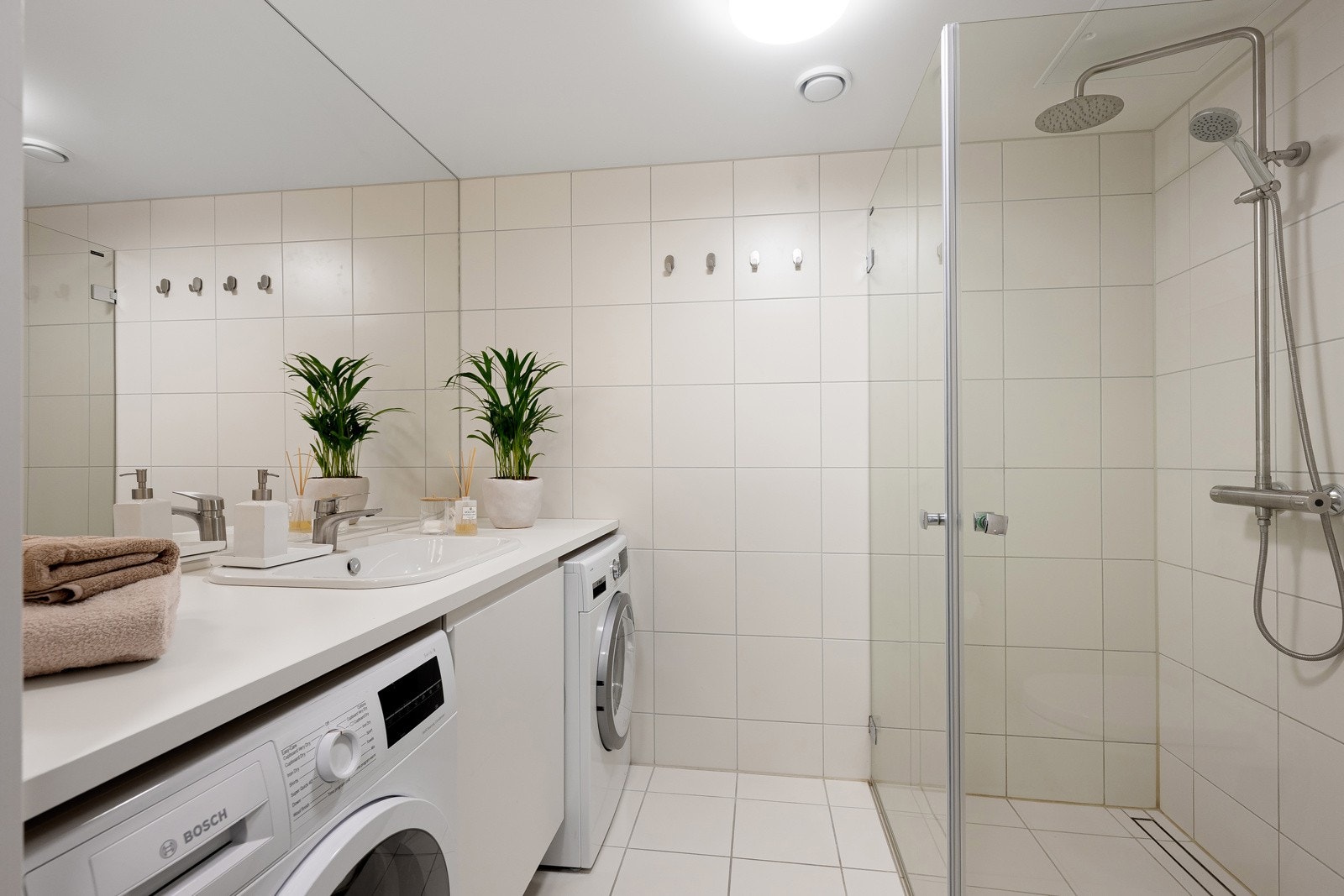 Dette er det største badet. Her er det opplegg for vaskemaskin og tørketrommel. Galleribilde