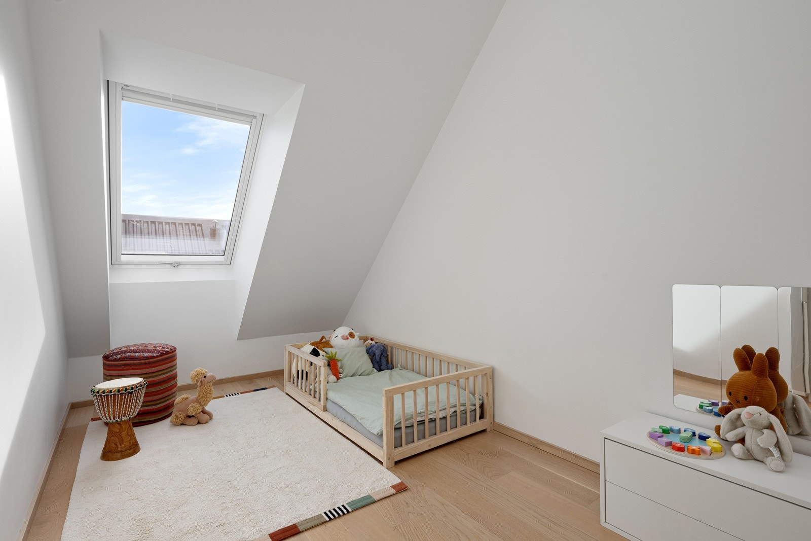 Rommene passer ypperlig som både barnerom, gjesterom eller kontor. Galleribilde