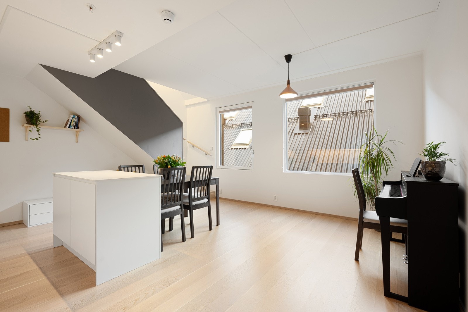 Kommer det mange gjester på besøk så er det god plass til å dekke langbord her. Galleribilde