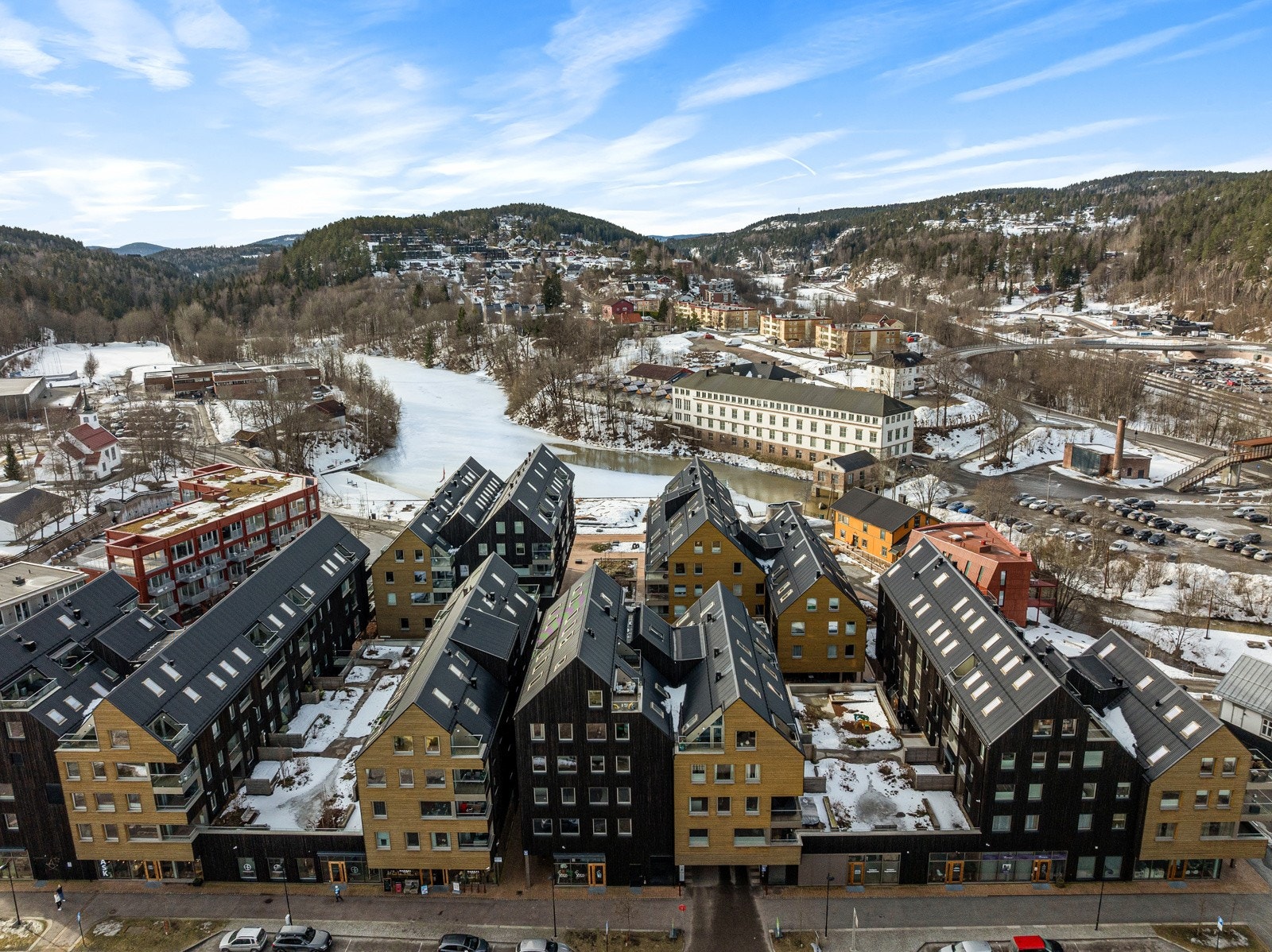 Leiligheten ligger sentralt til midt i Heggedal sentrum med "alt" du trenger rett utenfor døren. Galleribilde