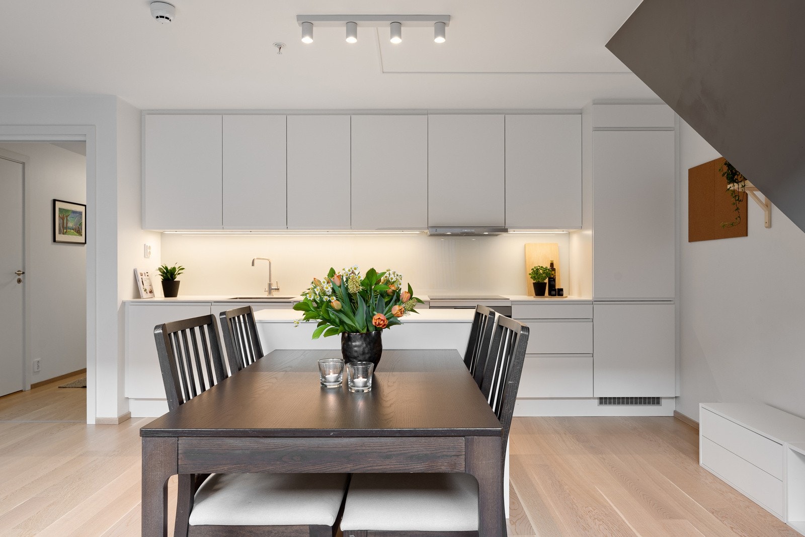 Kjøkkenet har moderne innredning med slette fronter og benkeplate i kompositt. Hvitevarene er selvsagt integrerte. Galleribilde