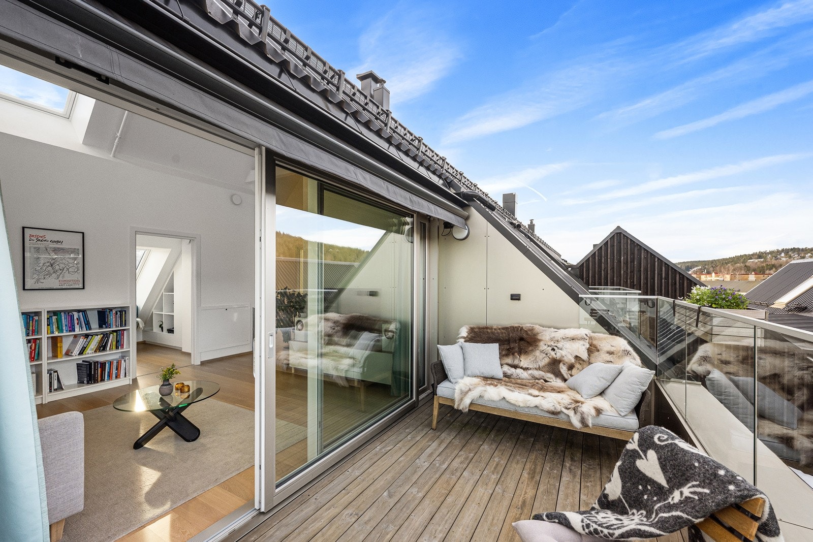 Det er markise over terrassen, perfekt om det kommer noen regndråper eller solen blir for sterk. Galleribilde