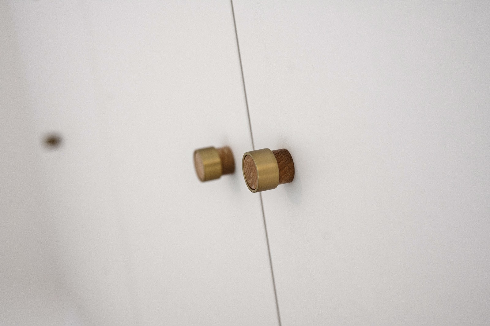 I entreen er det plassbygget garderobeskap med oppbevaringsplass for ytterklær og sko. Galleribilde