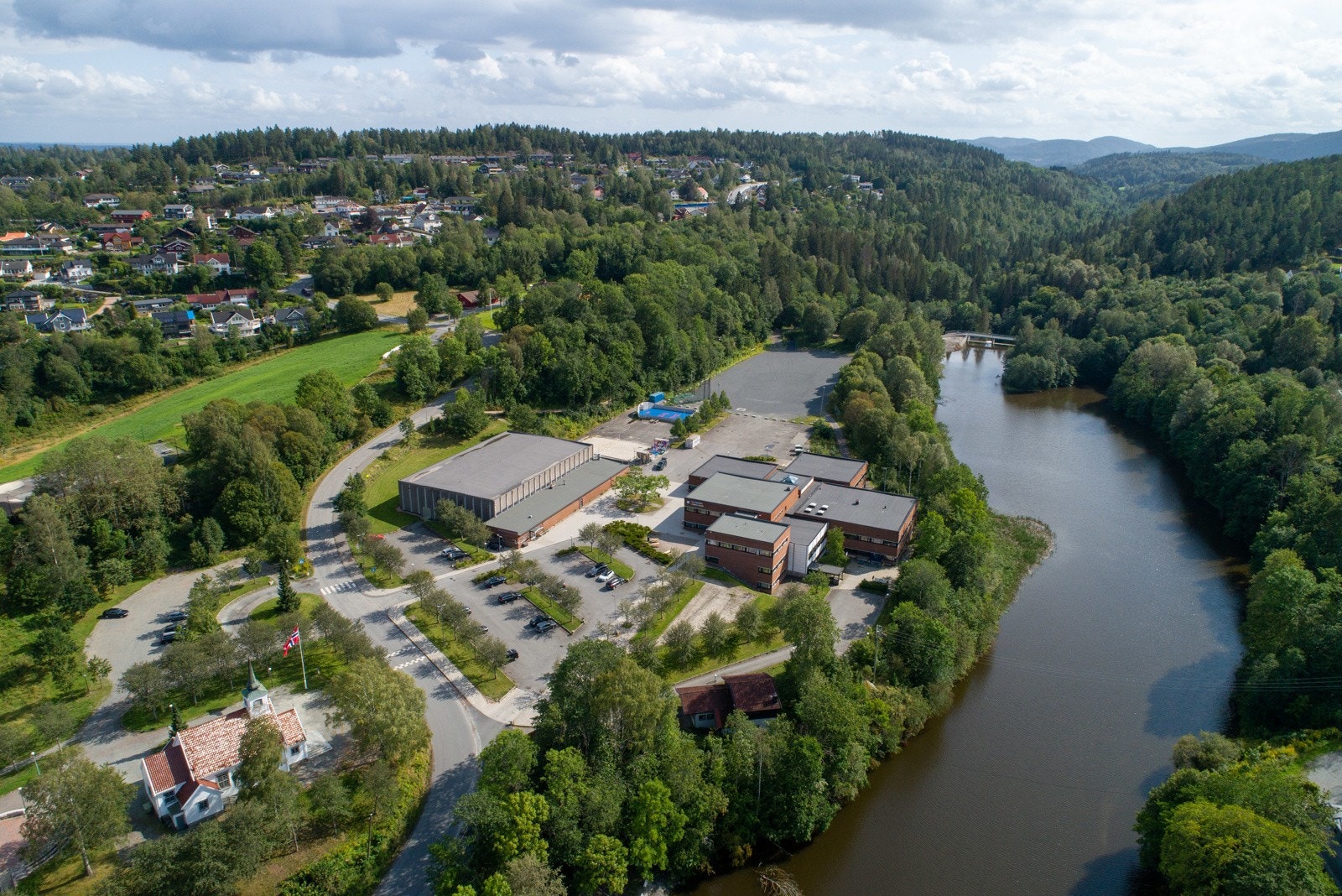 Når barna skal over til ungdomsskolen sogner området til Hovedgården ungdomsskole som ligger rett ovenfor sentrum. Galleribilde