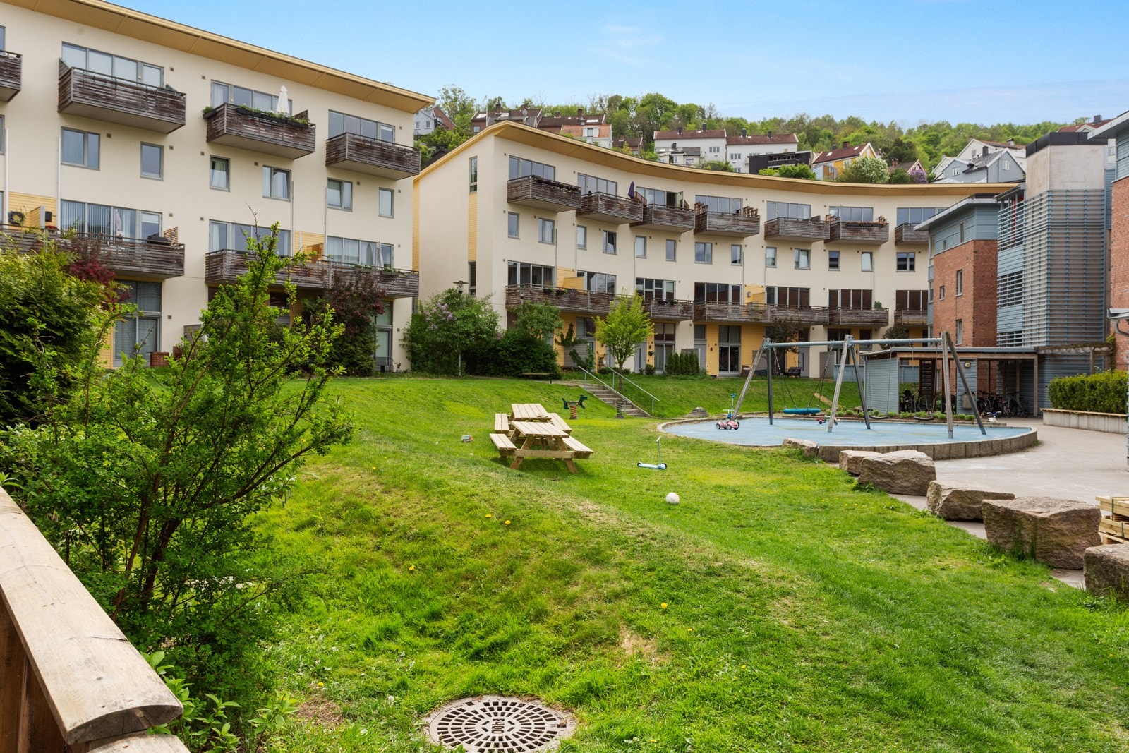 Fra terrassen er det fint utsyn mot grønt fellesareal. Galleribilde