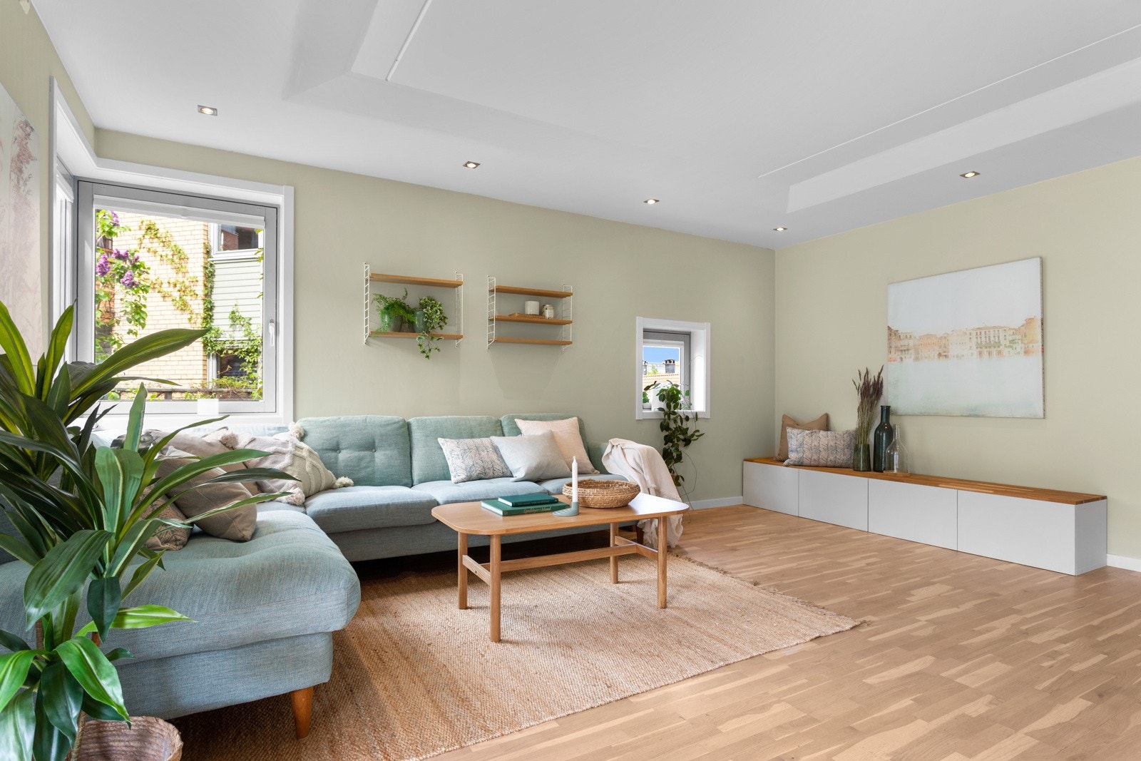 Her kan man innrede i ulike soner. Det er plass til en større sofagruppe med tilhørende møblement, tv-seksjon og spisebord. Galleribilde