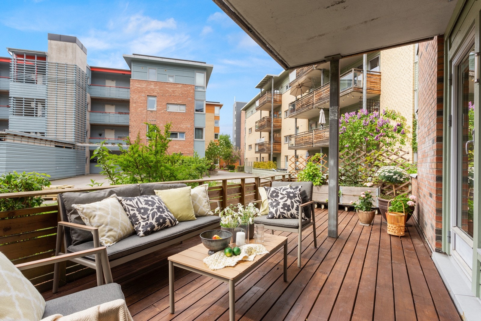 På varme sommerdager blir det naturlig å åpne glassdøren, så blir hele stuerommet forlenget med en herlig uteplass på 19m². Galleribilde