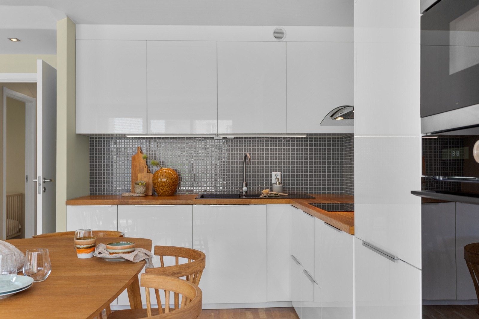 Det er lyse fronter, fliser over benkeplate av laminat belagt med tre, nedsenket oppvaskkum av kompositt med ett-greps armatur, i tillegg til overbelysning og stikkontakt under overskap. Galleribilde