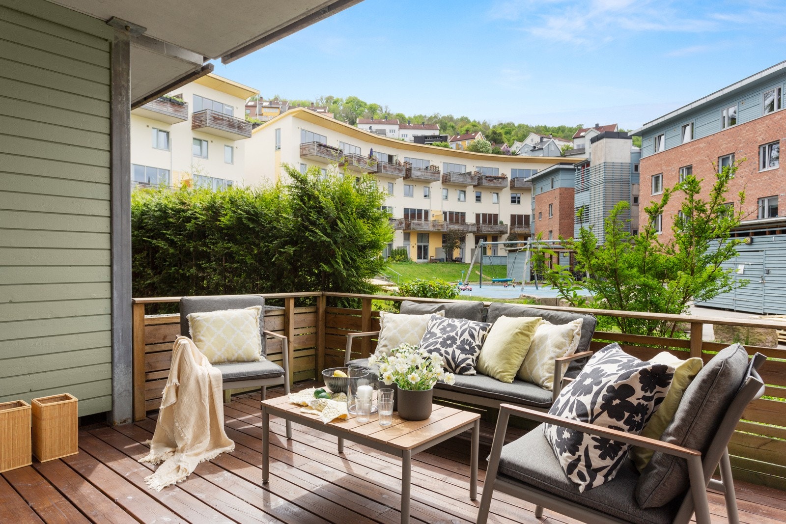 Her har du god plass til en sittegruppe, grill og beplantning. Uteplassen er utstyrt med en utvendig kran. Galleribilde