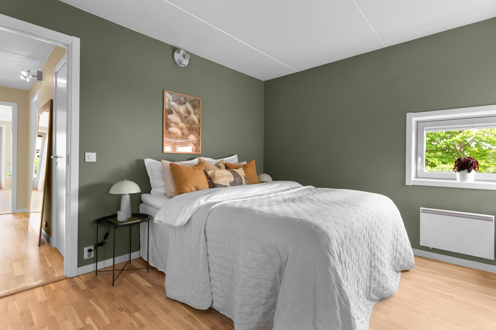 Hyggelig hovedsoverom med god plass til dobbeltseng, nattbord og øvrig møblement. Galleribilde