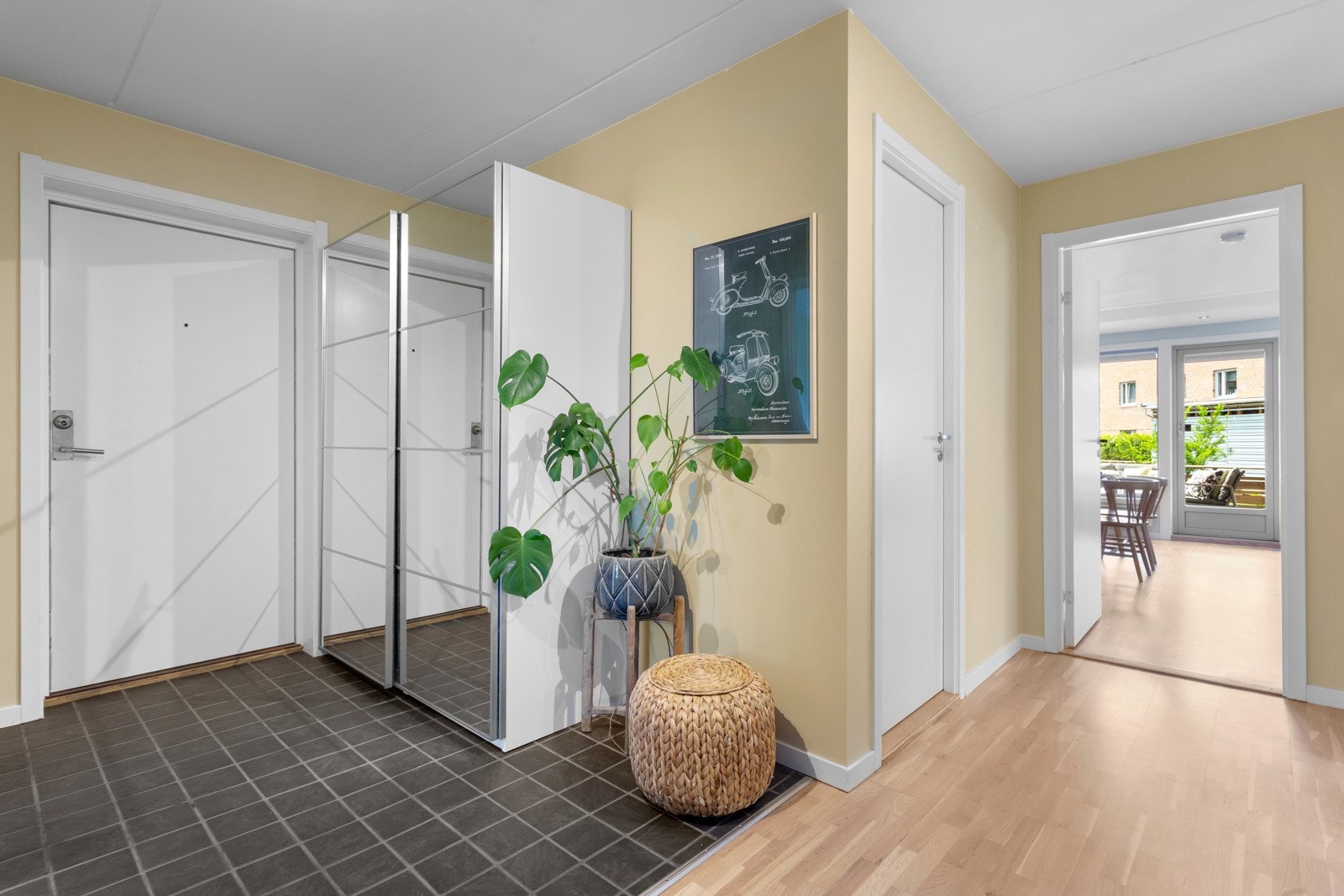 Leiligheten har en innbydende og lys entré som gir et godt førsteinntrykk av leiligheten. Her er det god plass til yttertøy i garderobeskap. Galleribilde