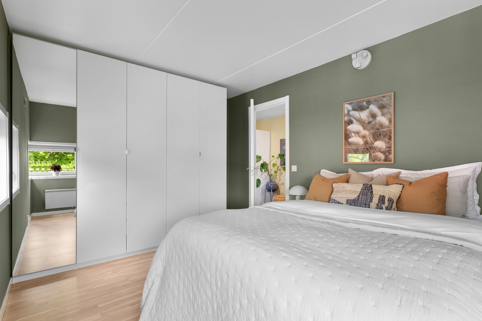 Rommet er innredet med et romslig garderobeskap som medfølger handelen. Galleribilde