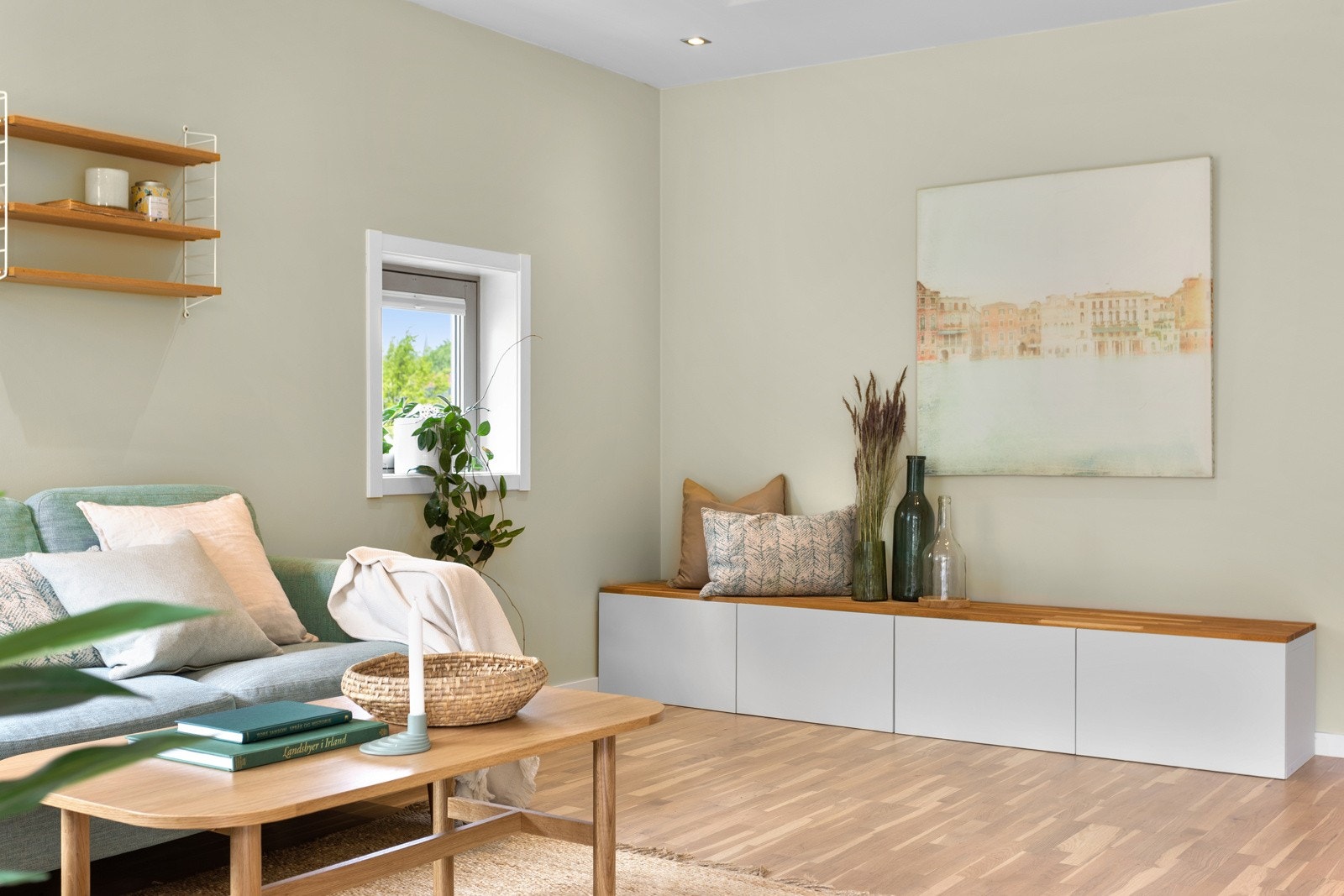 Leiligheten er vel gjennomført med delikate og tidløse overflater, og pen parkett samt fliser på gulv. Galleribilde