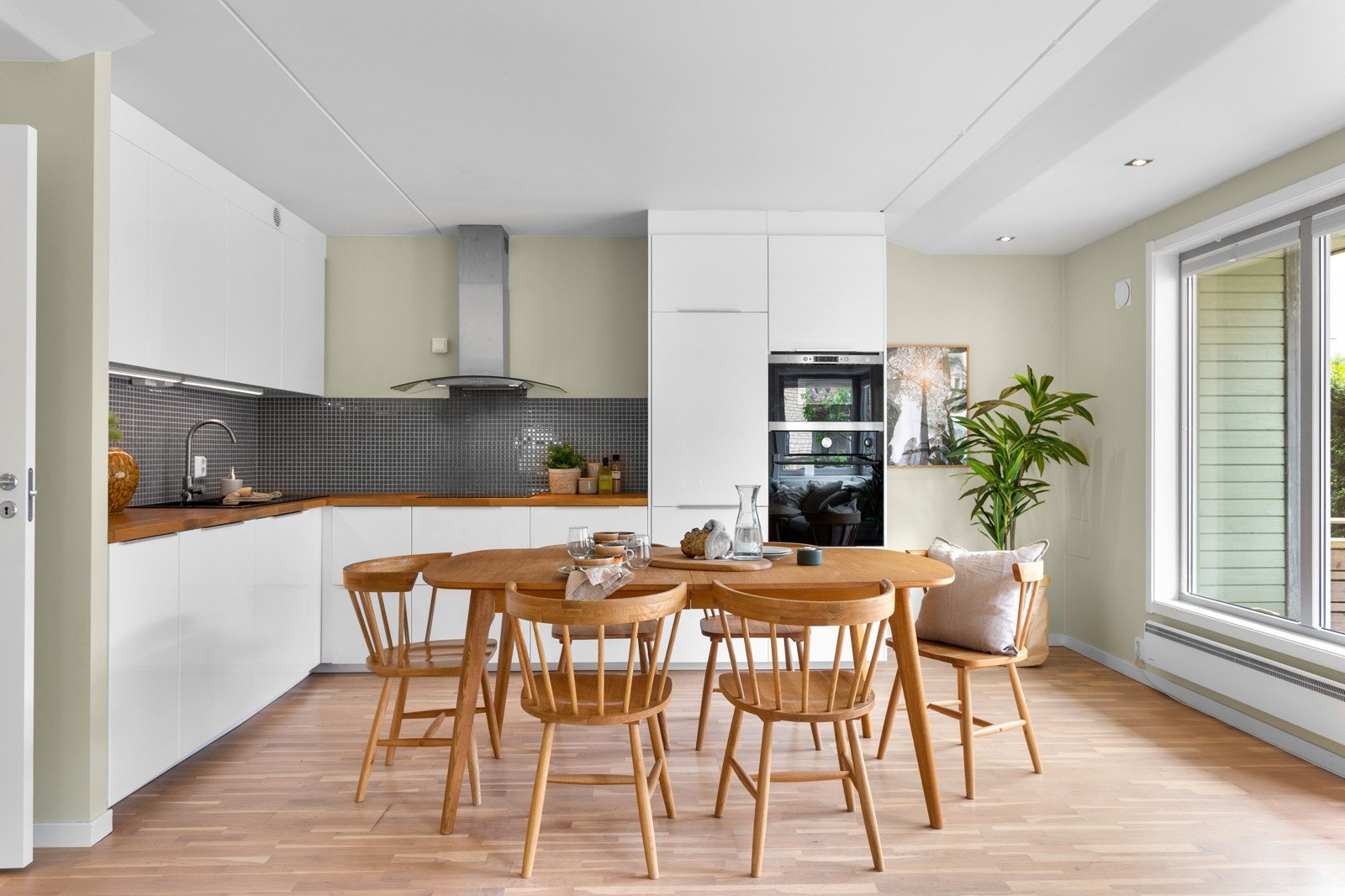 Pent kjøkken med gode løsninger og godt med skap- og benkeplass. Galleribilde