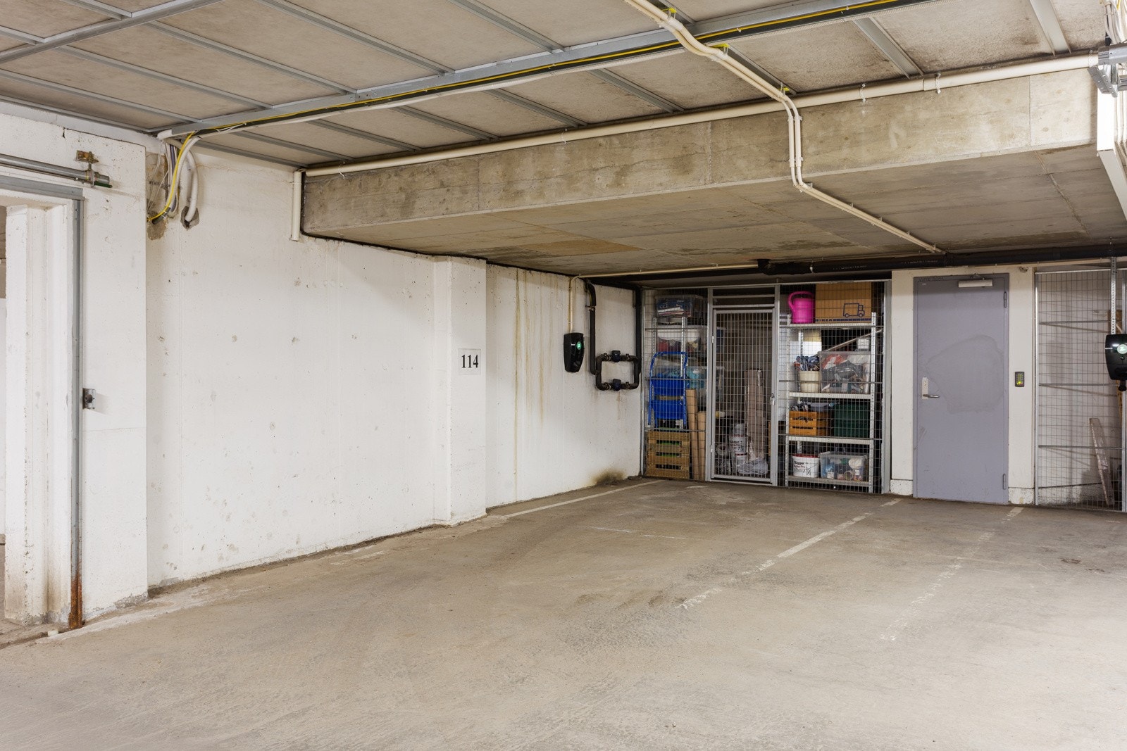 Det medfølger en garasjeplass med lader i felles garasjeanlegg. Felleskostnader for garasjeplassen kommer i tillegg til felleskostnader og utgjør pt. kr. 350,- per mnd. Galleribilde