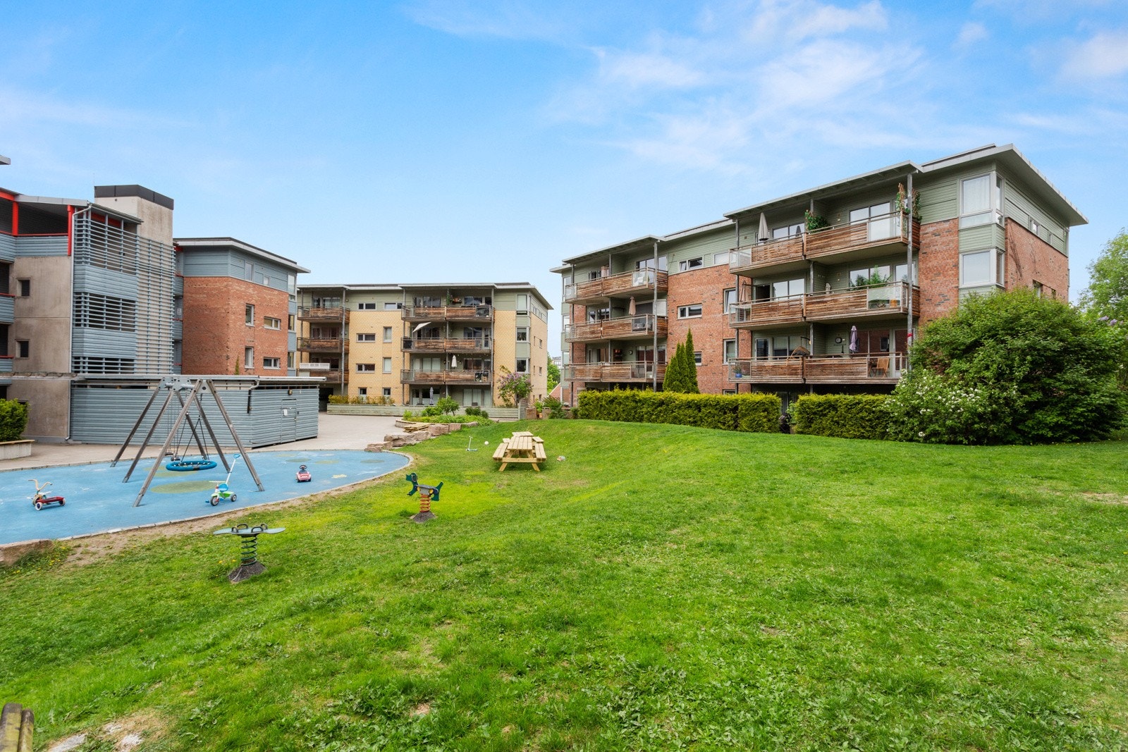 Sameiet har fine fellesarealer med hage, sittegrupper og lekeplass. Galleribilde