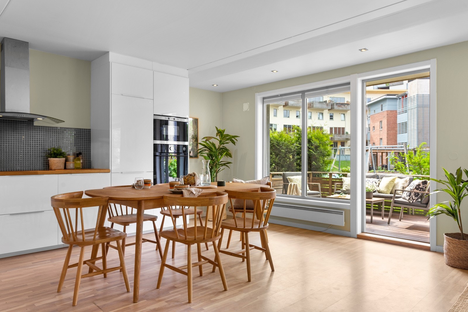 Kjøkkenet har integrerte hvitevarer bestående av stekeovn, platetopp, oppvaskmaskin og kjøleskap med fryser som medfølger handelen. Galleribilde