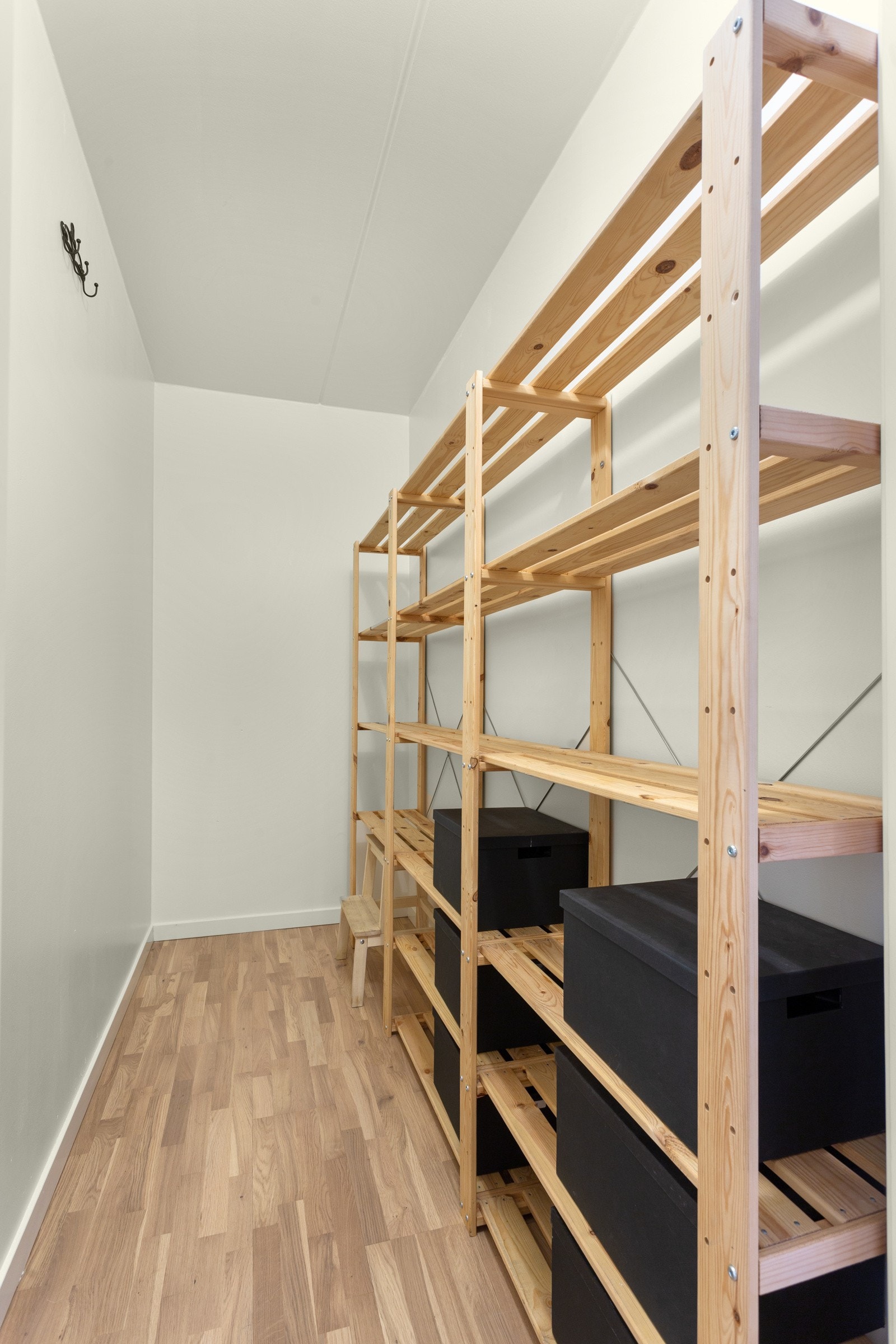 Leiligheten har i tillegg en innvendig bod og en kjellerbod på 6m² for ekstra lagringsplass. Galleribilde