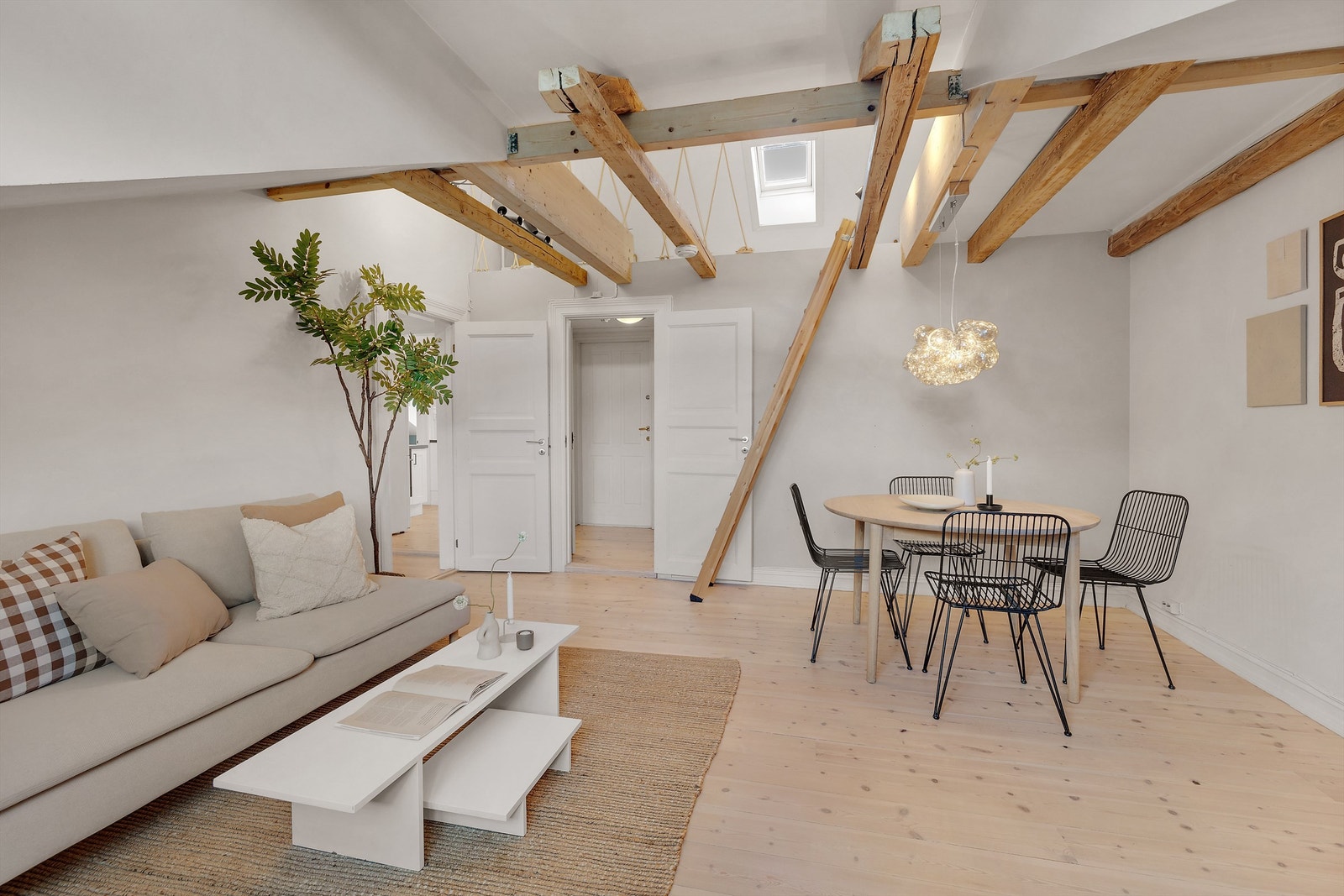 I stuen er det god plass til spisebord, sofaseksjon, stuebord og tilhørende mediemøblement. Galleribilde