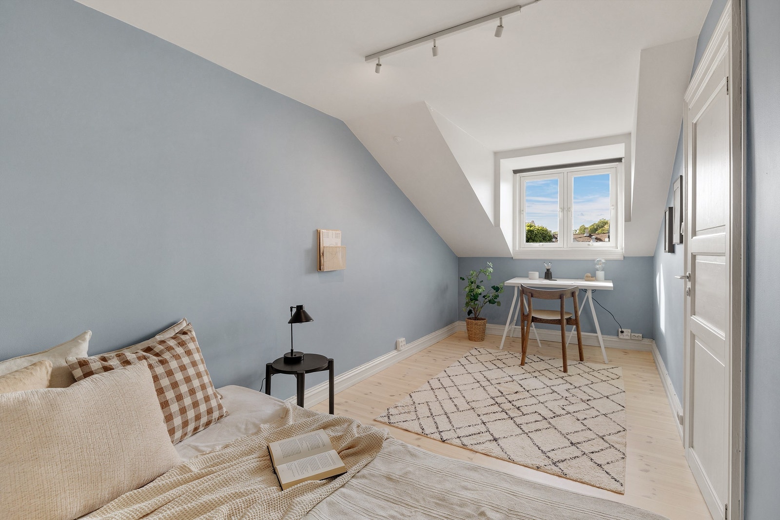 Leilighetens andre soverom passer perfekt som barnerom, gjesterom eller hjemmekontor. Galleribilde