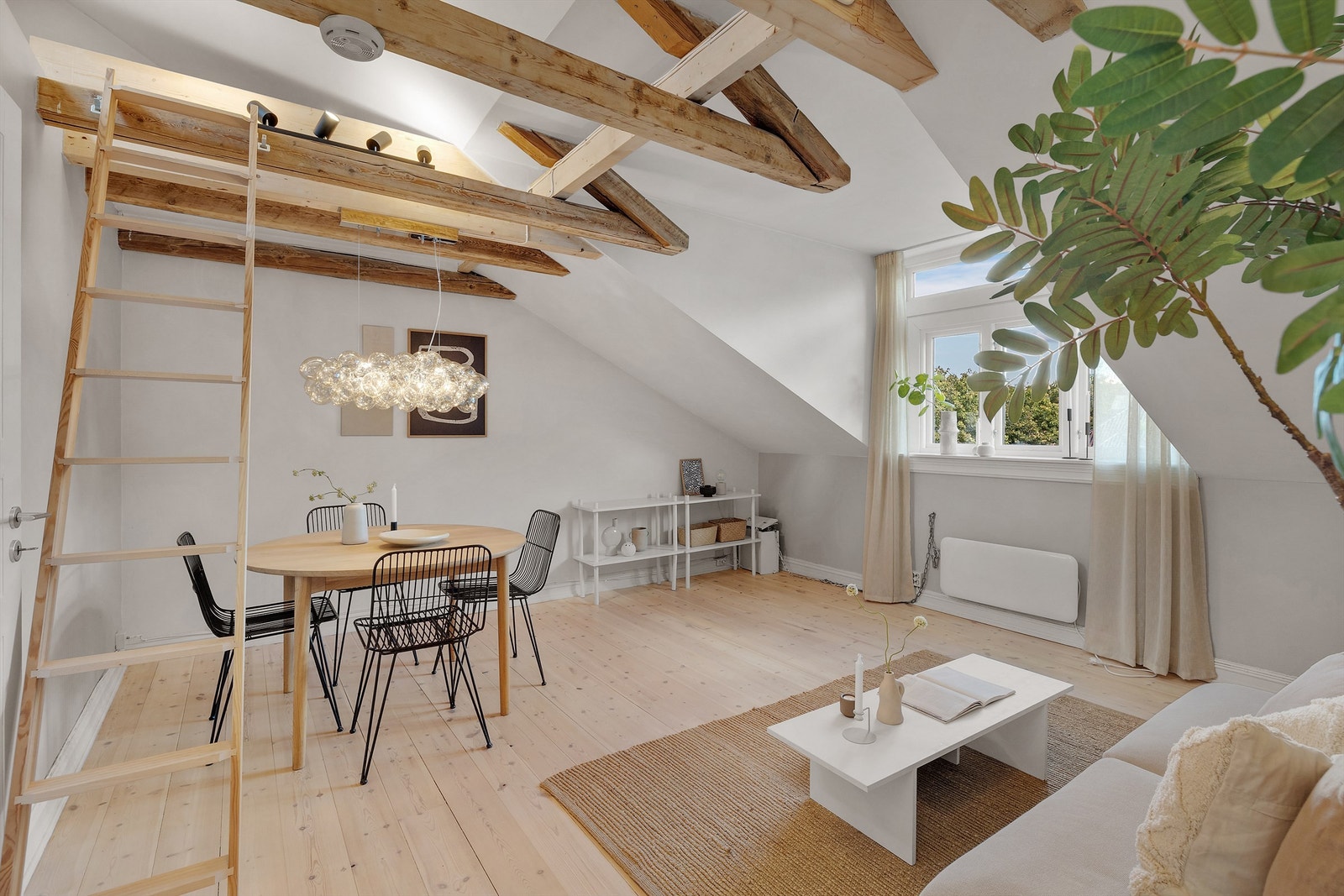 Stuen har god takhøyde og trapp opp til hyggelig hems. Galleribilde