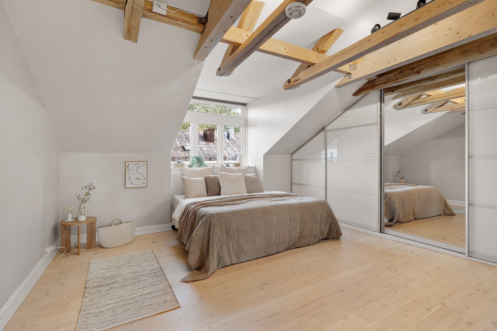 Stort og lunt soverom på hele 20 kvm med god plass til dobbeltseng og tilhørende nattbord. Galleribilde