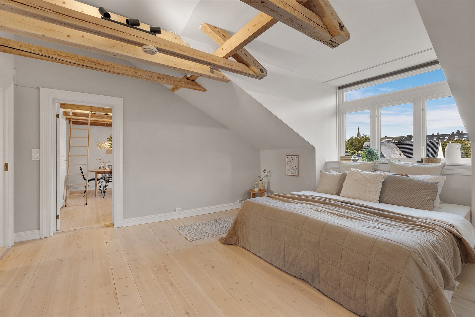 Masse naturlig lysinnslipp via store vinduer. God plass til skrivebord og annet møblement. Galleribilde