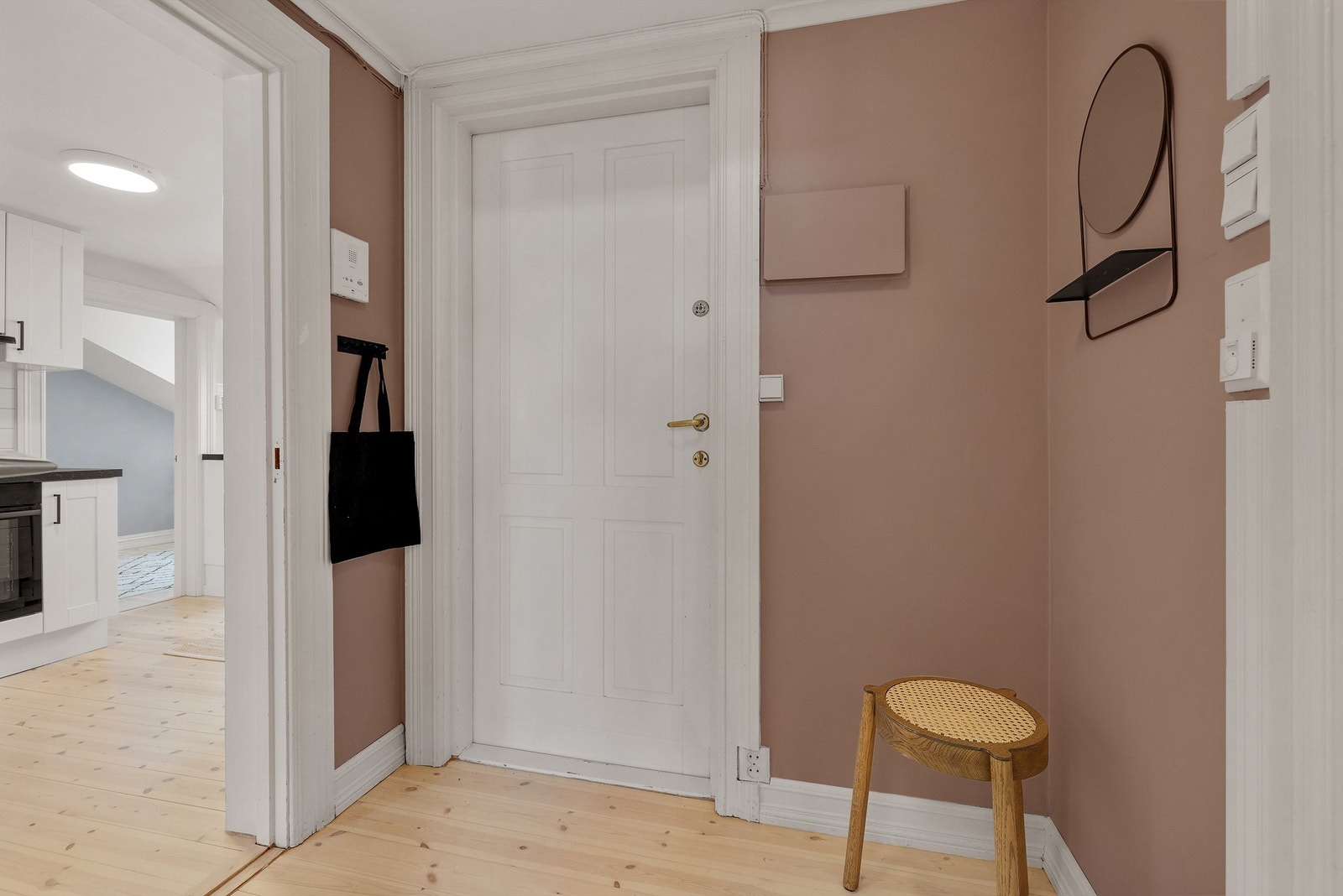 God plass til å sette fra seg sko, og henge fra seg ytterklær. Galleribilde