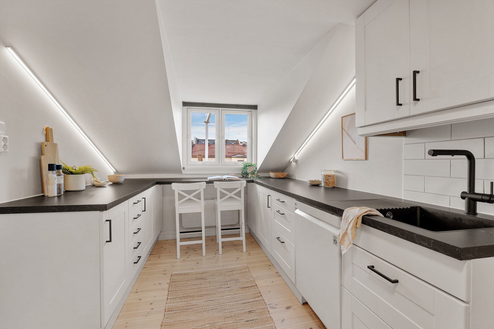 Delikat og praktisk IKEA kjøkkeninnredning med masse lys via store vinduer. Galleribilde